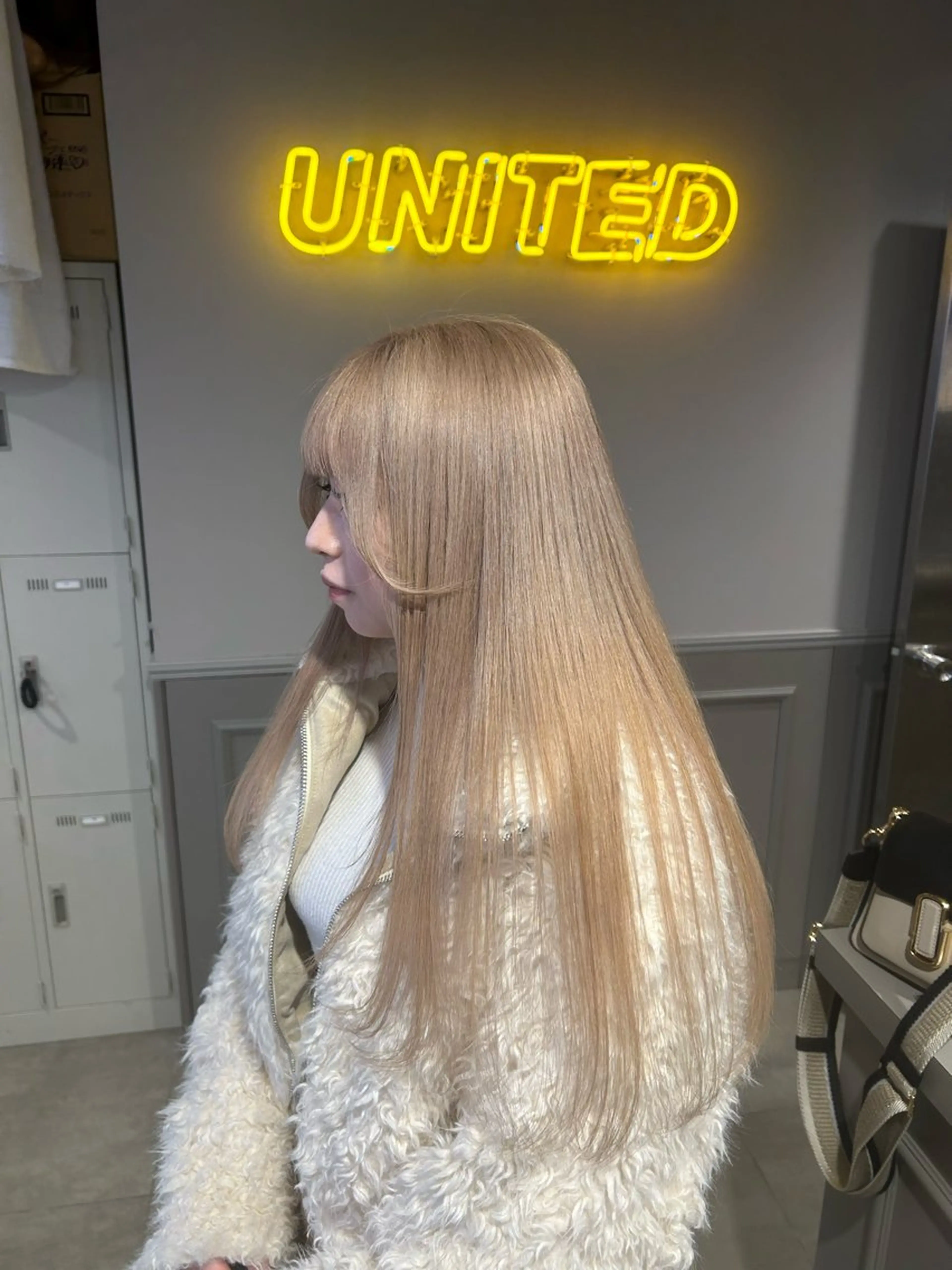 セミロング カラー ヘアアレンジ ブリーチ ブロンド ケアブリーチ ハイトーンカラー 髪質改善 ヘアカラー トリートメント ヘアセット 💎韓国/ レイヤー カット/ 暖色🫧のヘアスタイル