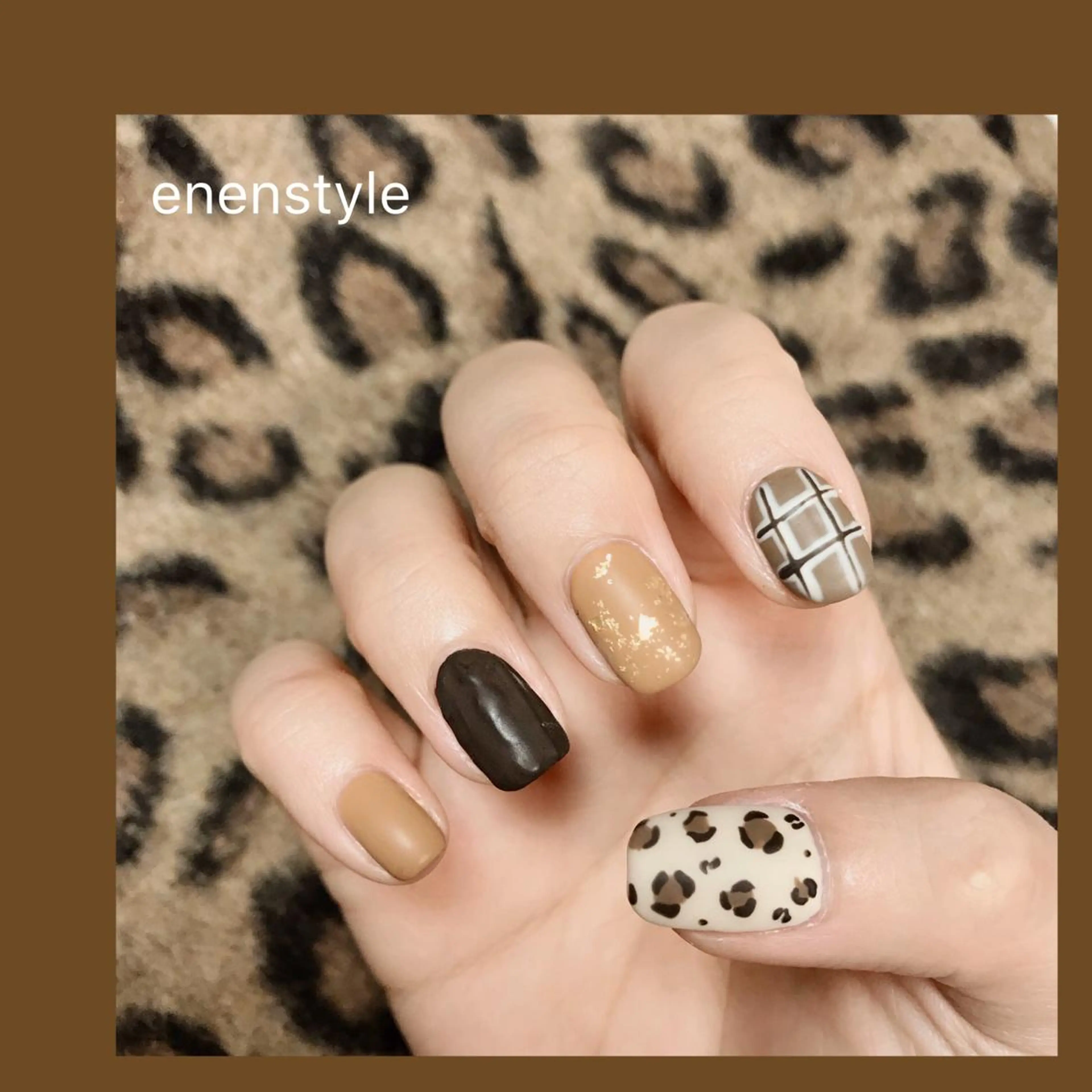 ショート ネイル アニマル柄 ブラウン ジェルネイル ニュアンスネイル オフィスネイル 👑enen style👑のネイルデザイン