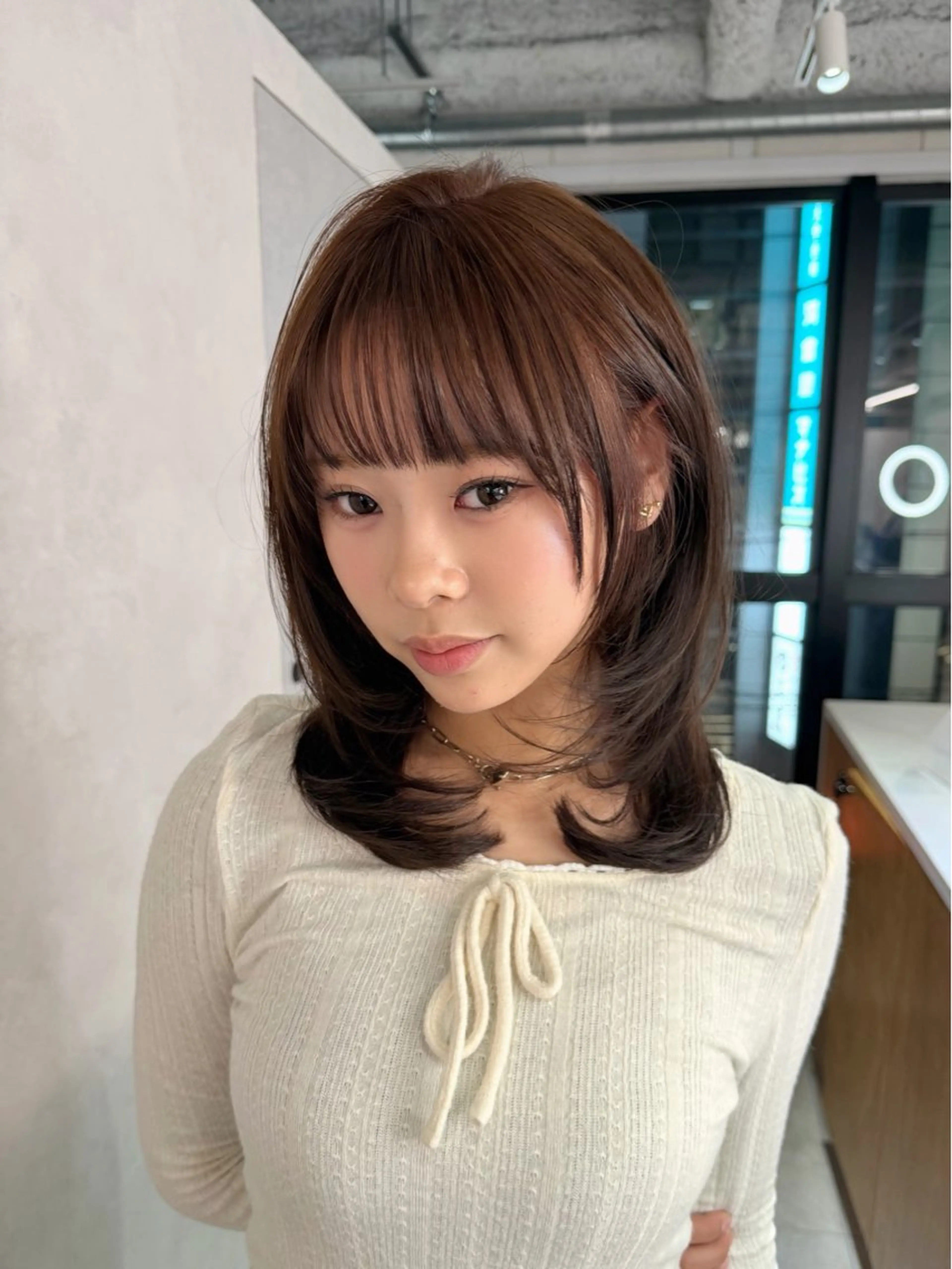 セミロング カラー ブリーチ 透明感カラー ダブルカラー ブリーチなしカラー 顔周りカット カット 新島 涼のヘアスタイル