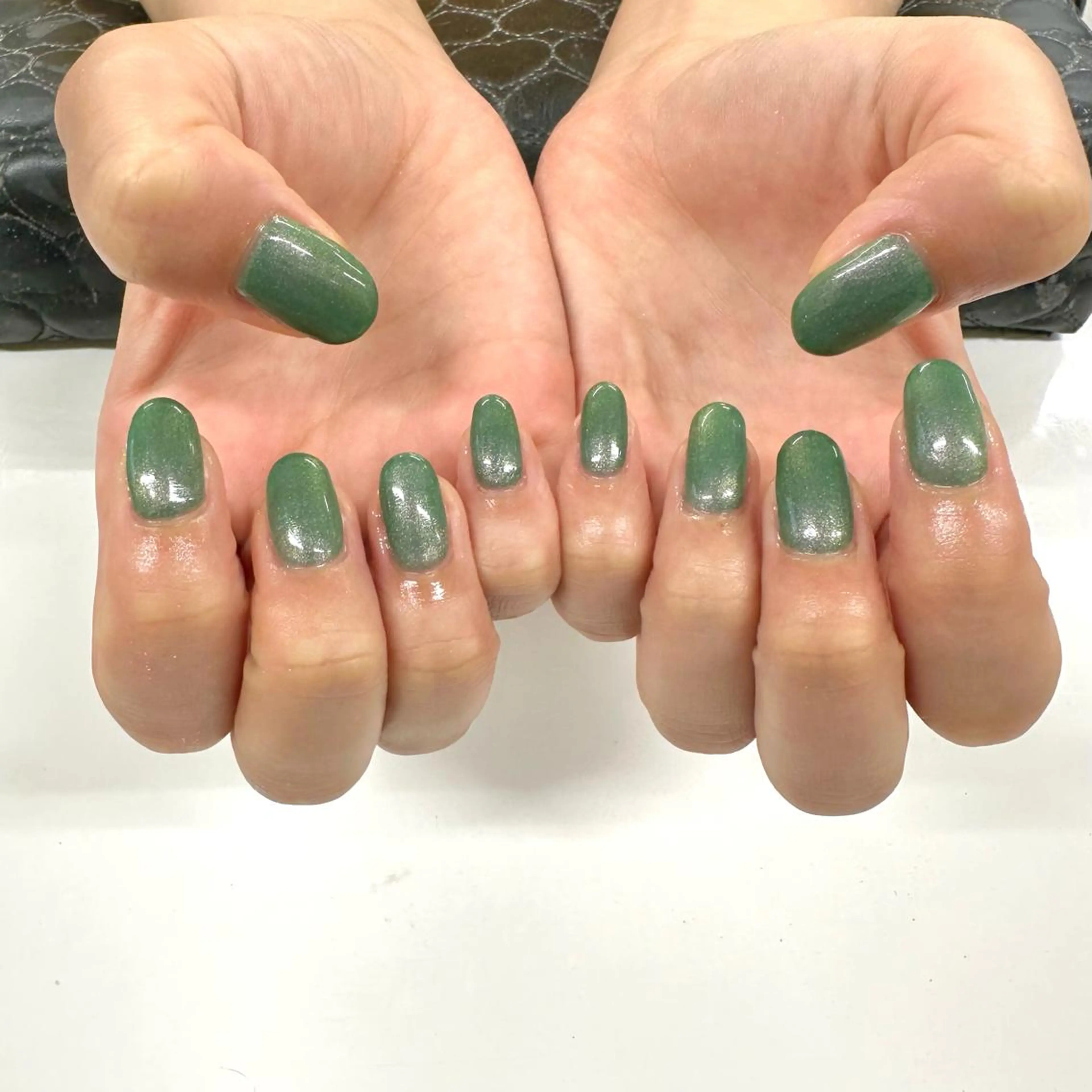 ネイル グリーン ラメ(グリッター) ワンカラーネイル She Nail studio原宿店所属・akari原宿 プライベートサロンのネイルデザイン