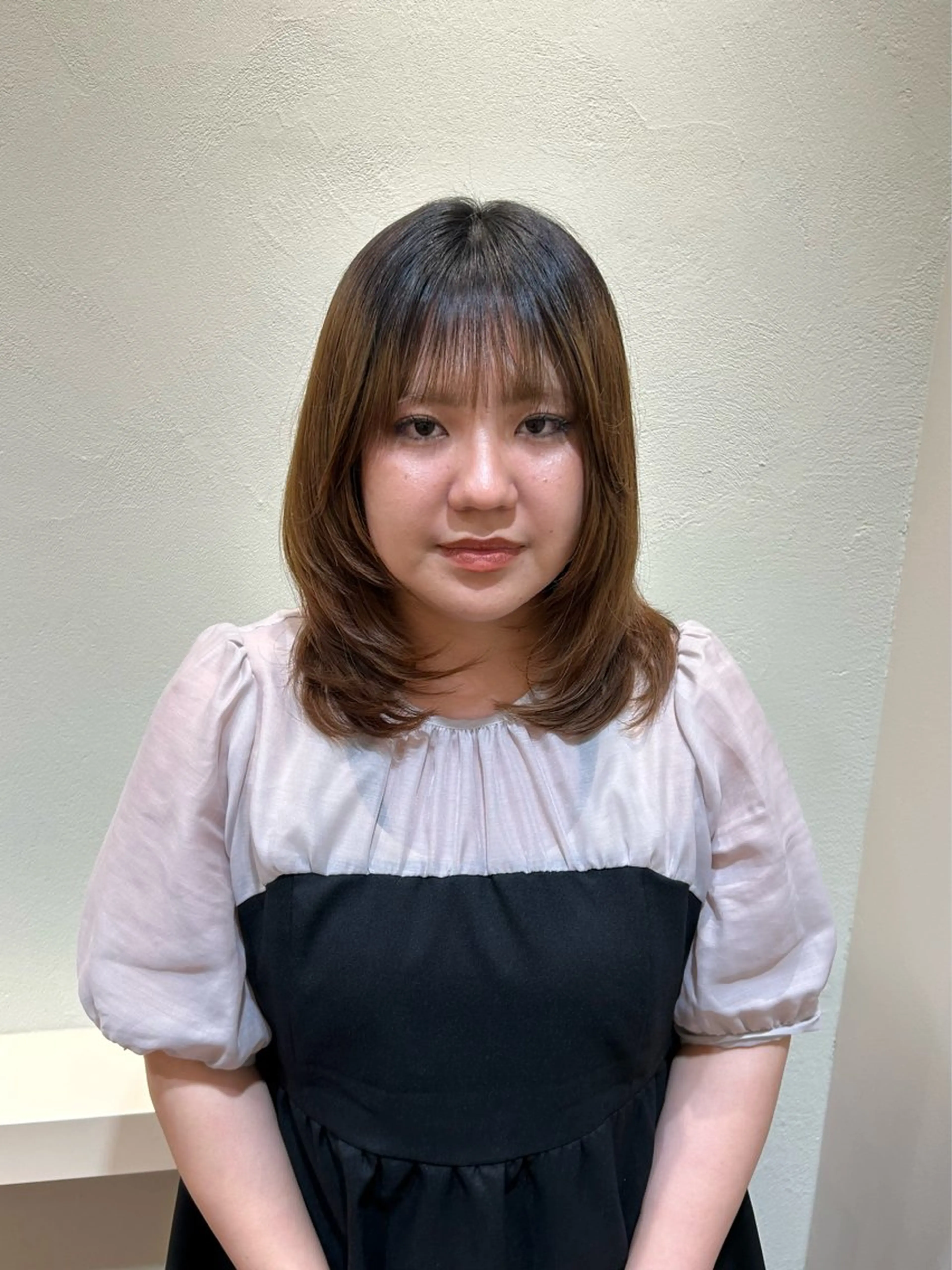 ミディアム レイヤーカット 似合わせカット 三富 陽菜のヘアスタイル