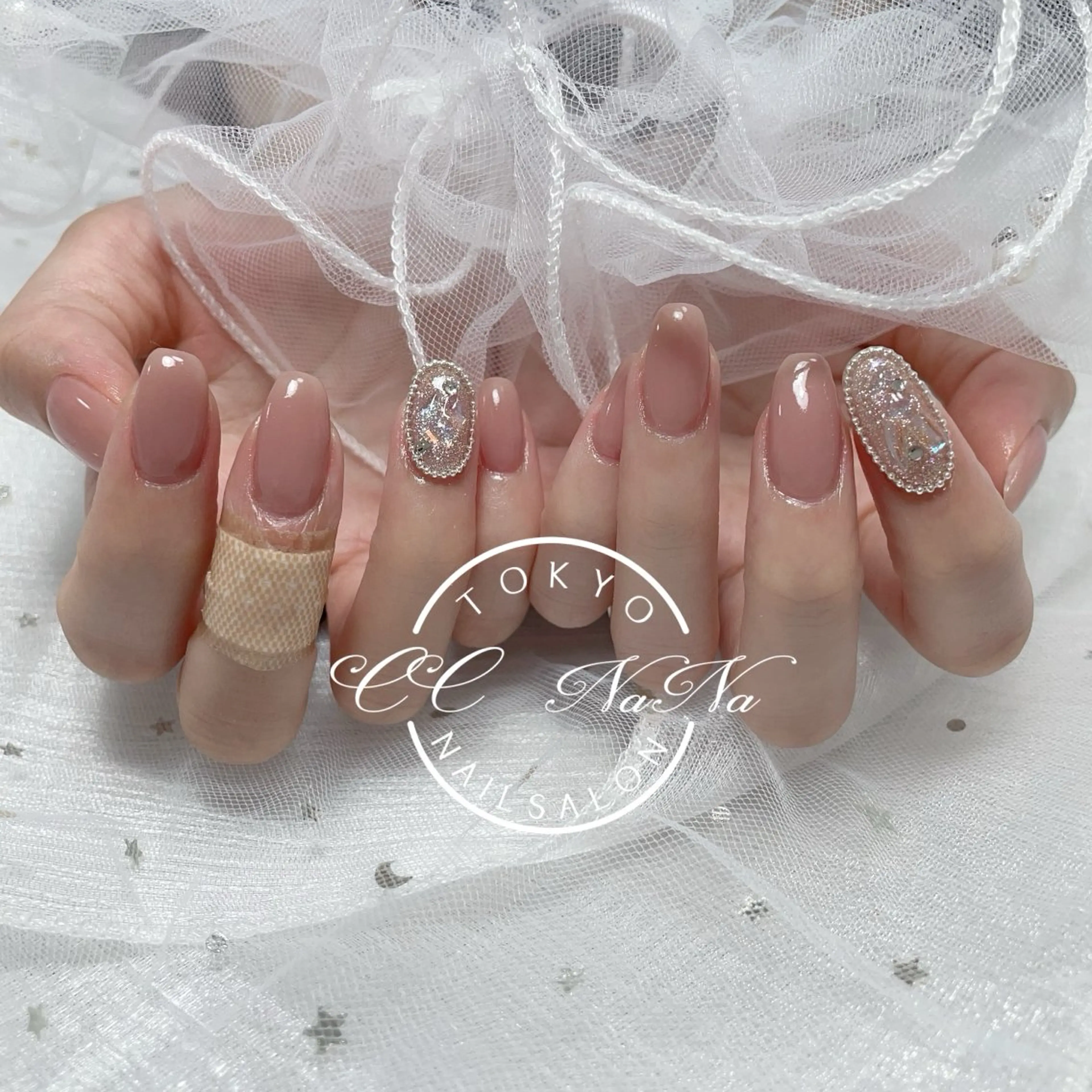 【初回オフ無料★ケア込】✨ミニモ限定価格✨ワンカラー+⛄️冬ネイル🧊氷埋め尽くし2本【すぐ予約OK】パラジェル追加可能の写真