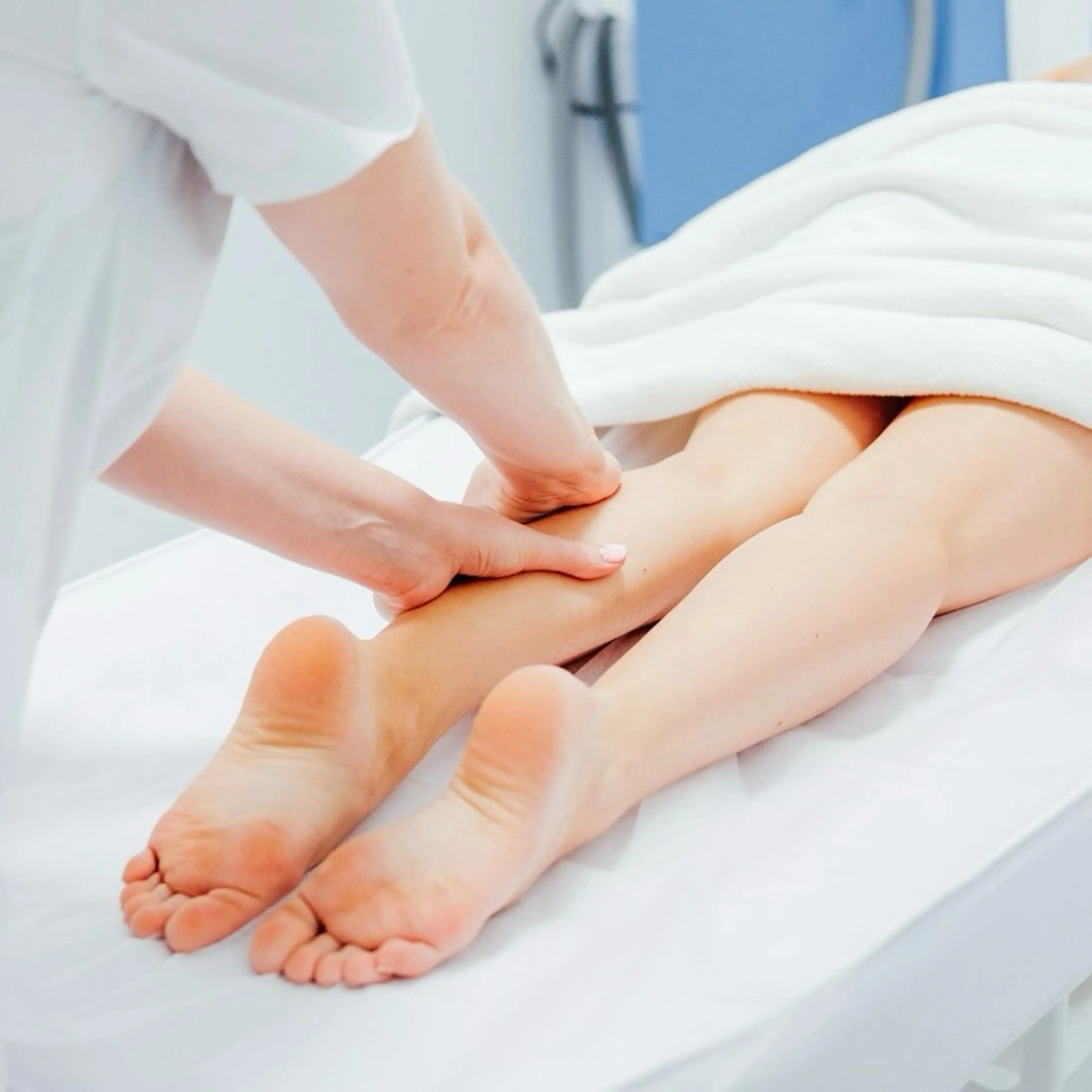 【足のむくみ・脚集中アロマリンパ】足ツボ30分+脚集中オイルリンパマッサージ40分｛足湯サービス付き｝の写真