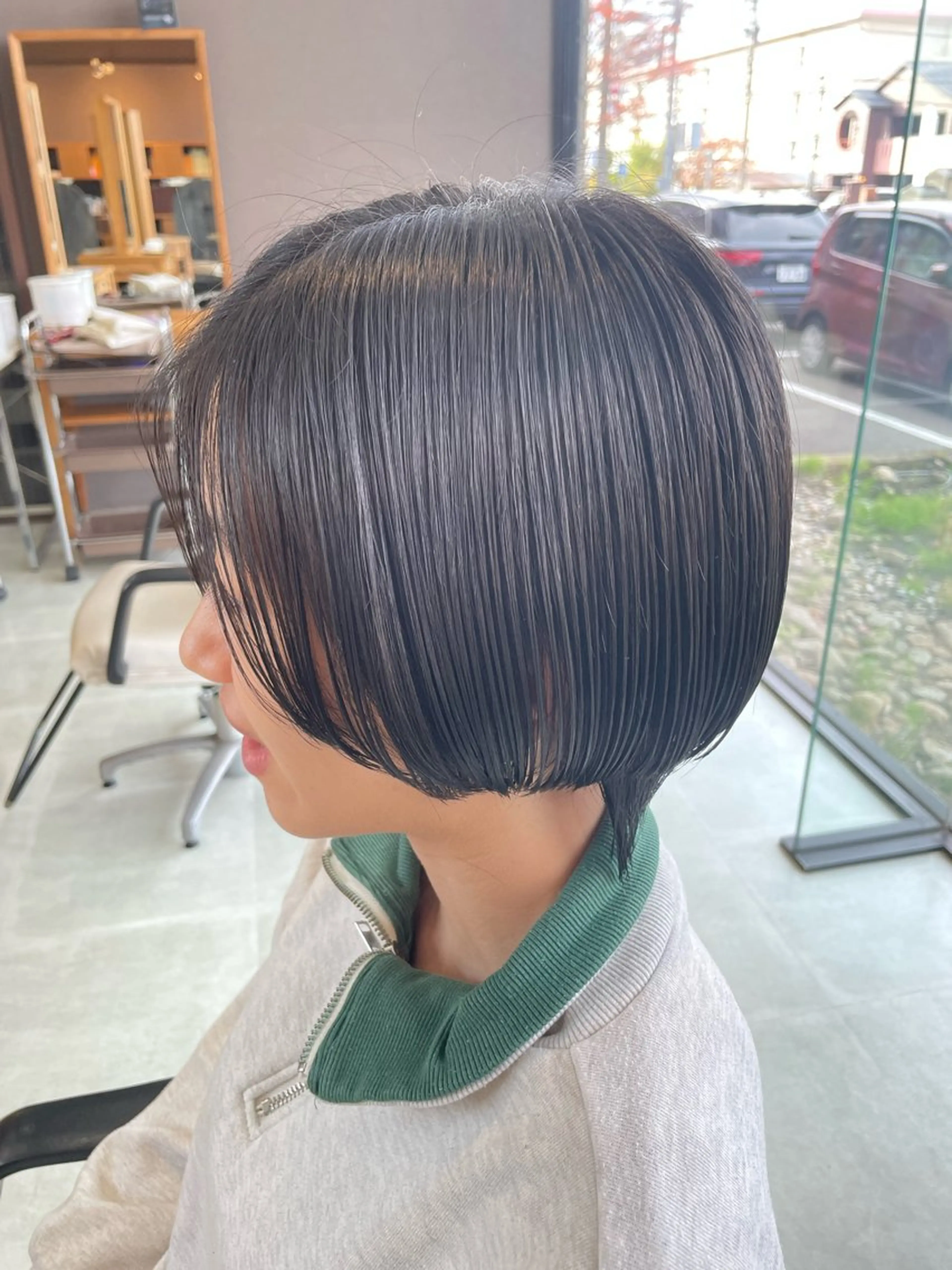 ミディアム カラー 黒髪 ブルーカラー ブルーブラック ヘアカラー 中嶋 玲奈のヘアスタイル