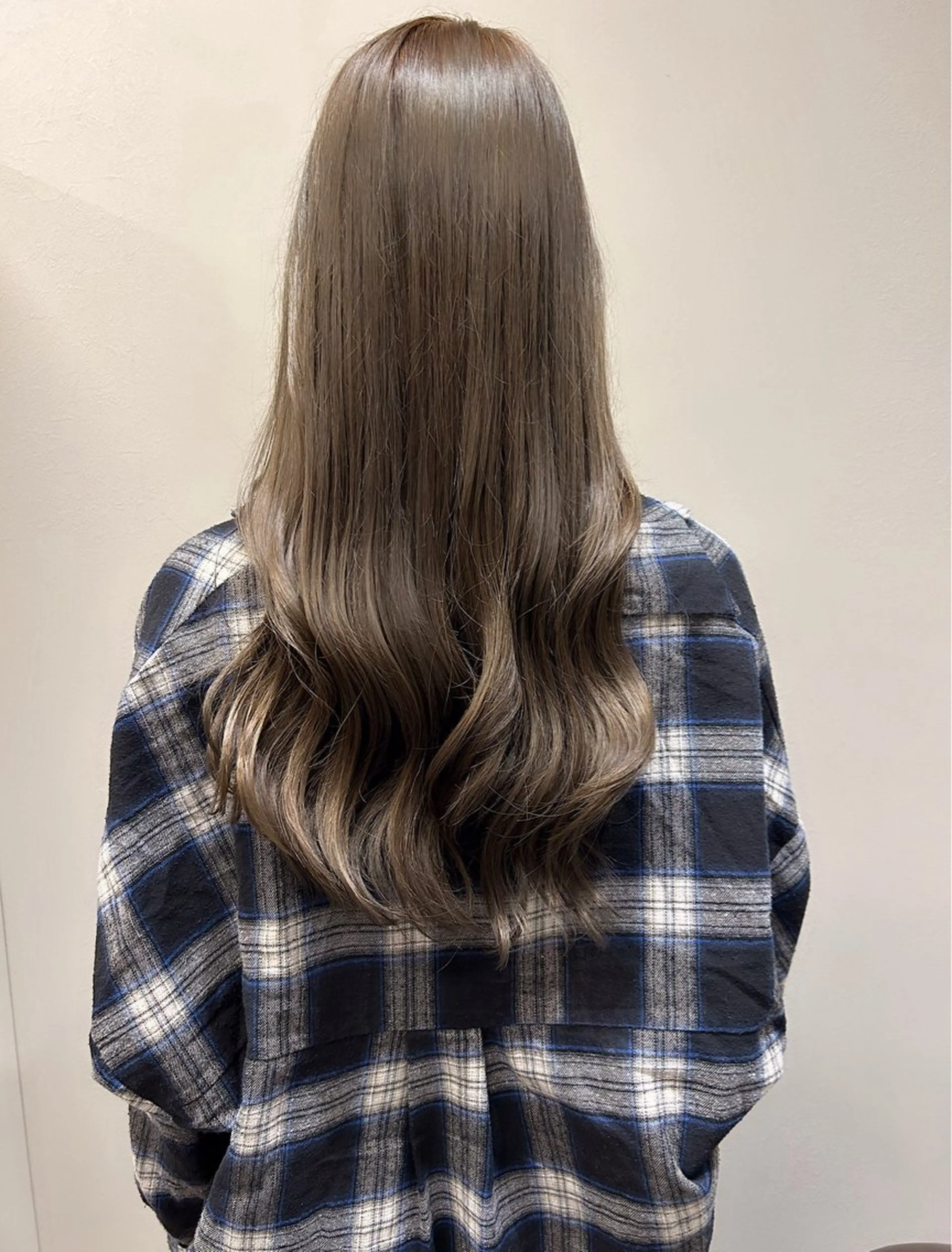 ロング カラー グレージュ EIIR 玉造.のヘアスタイル