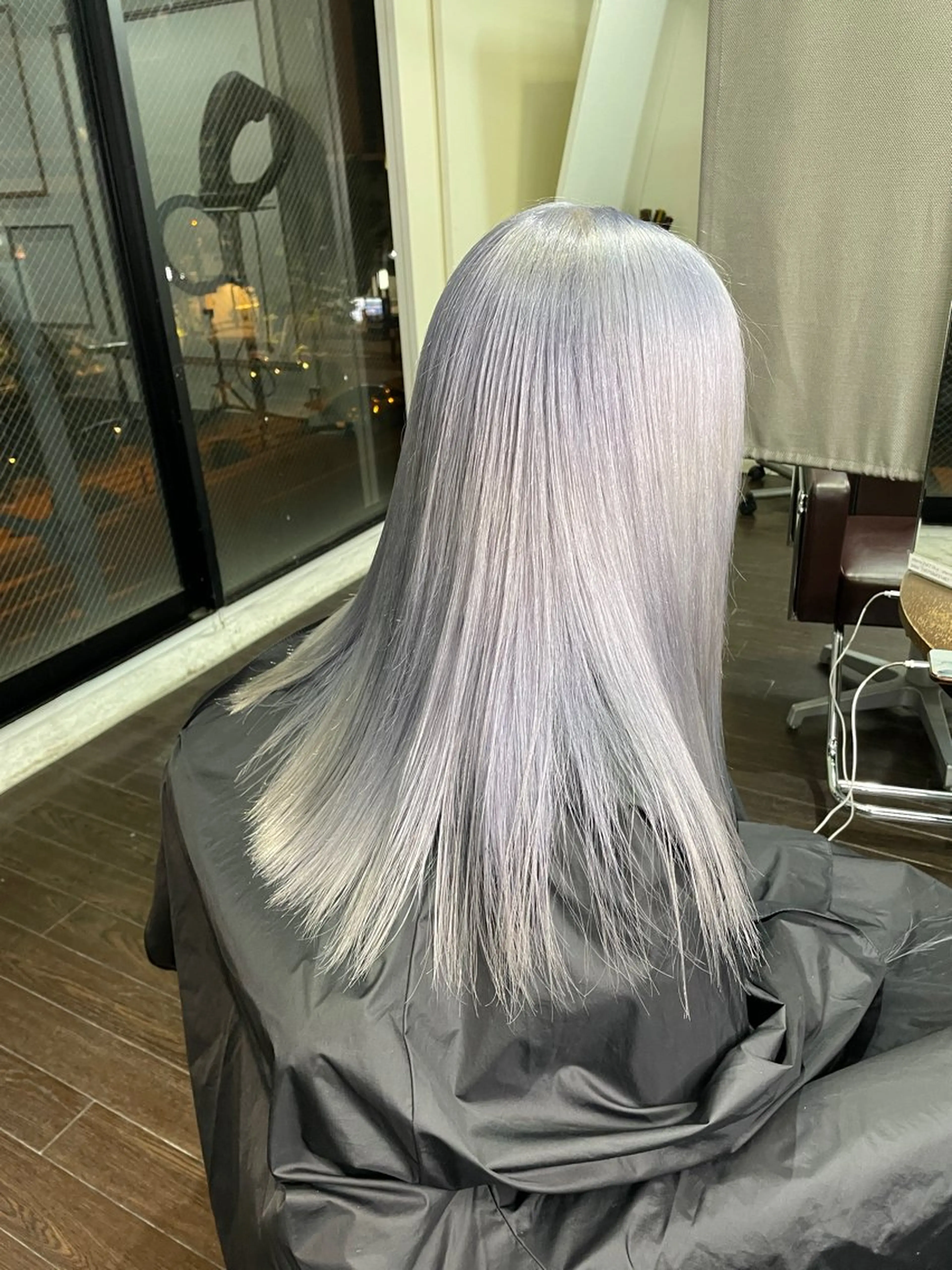 ロング カラー ハイトーンカラー シルバー chloe 【クロエ】のヘアスタイル