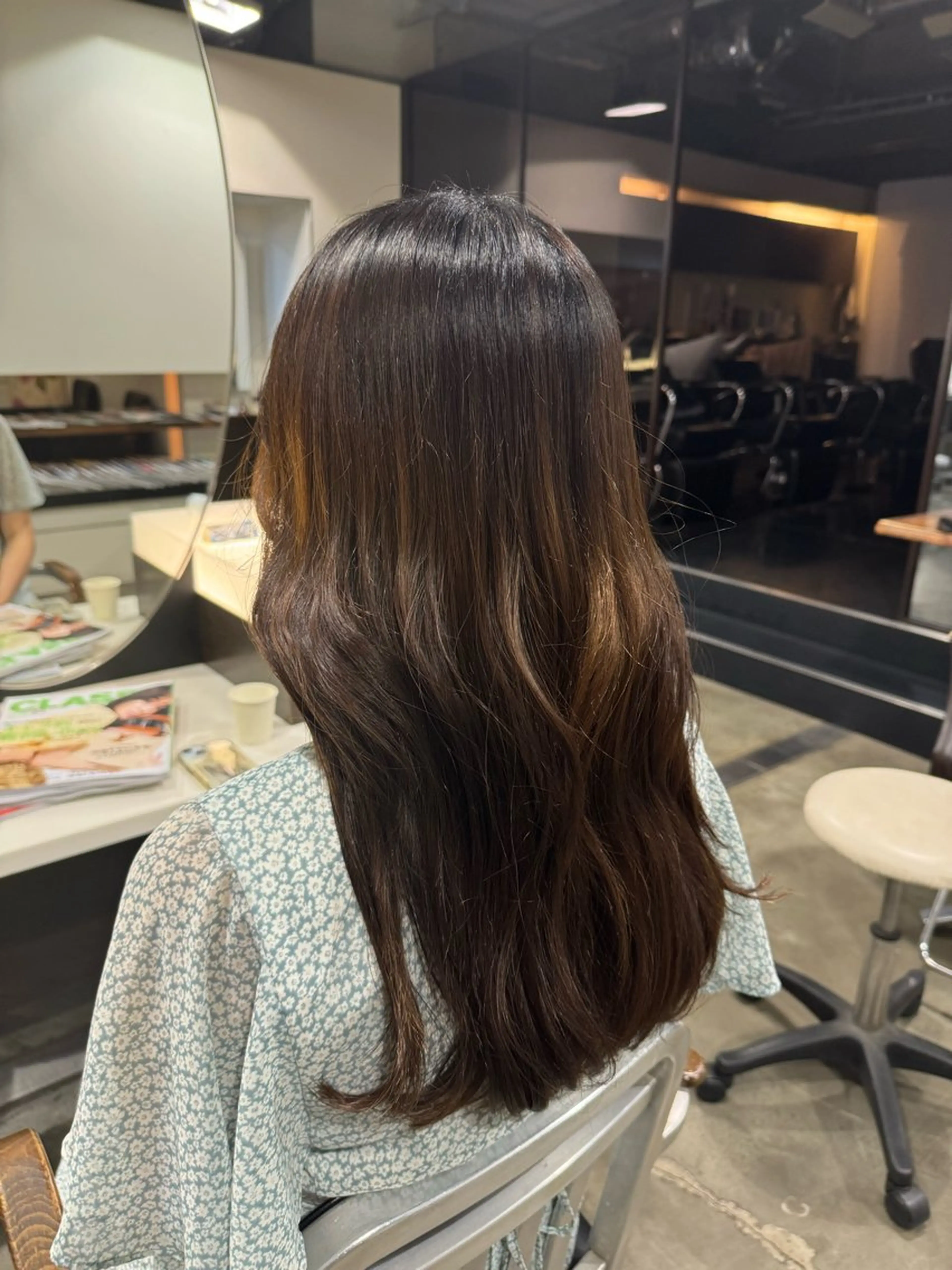 ロング タツキ／レイヤー／ パーマ／艶カラーのヘアスタイル