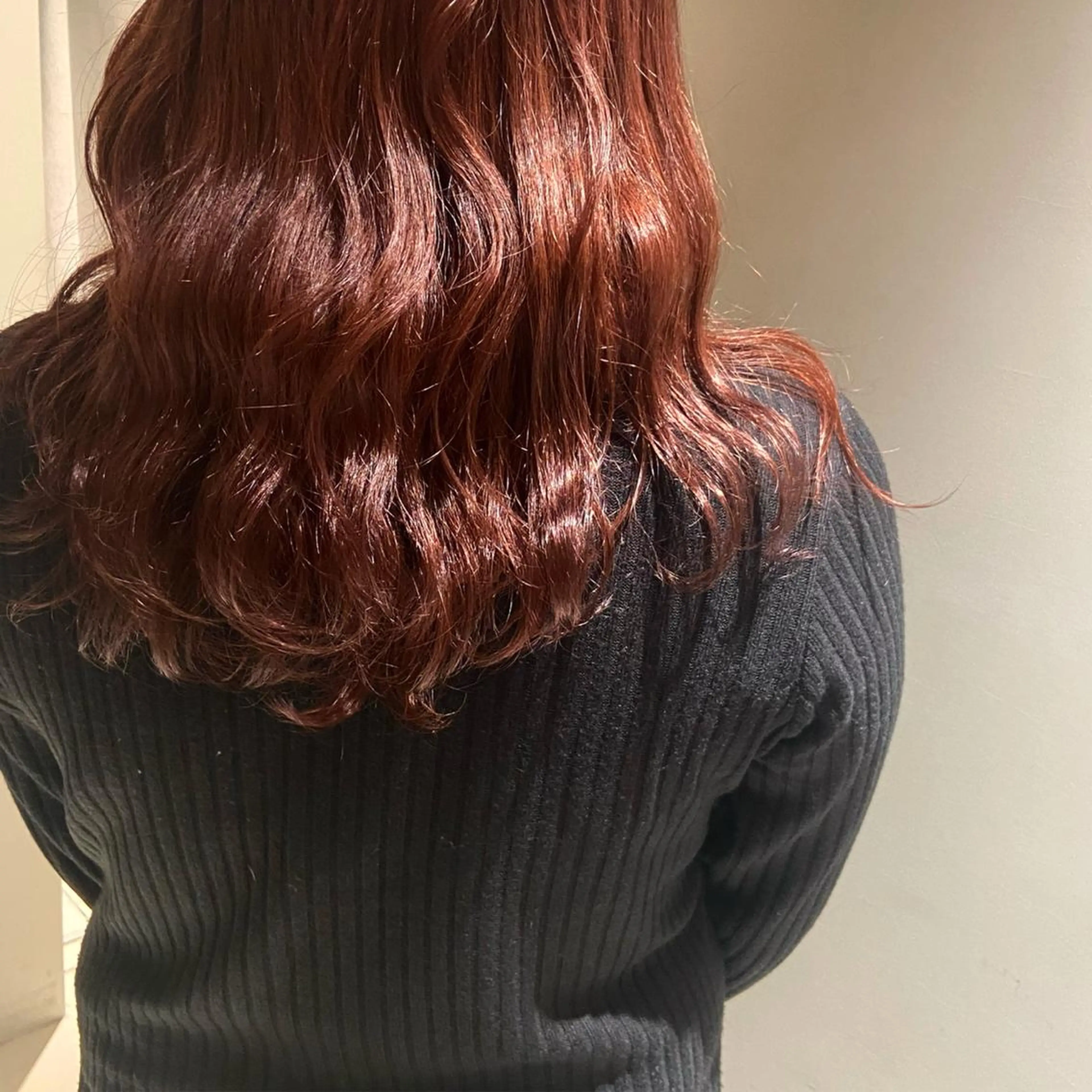 ミディアム カラー ブラウンカラー レッドカラー レッドブラウン カジュアルを女っぽく 𝗮𝘆𝗮𝗰𝗼のヘアスタイル