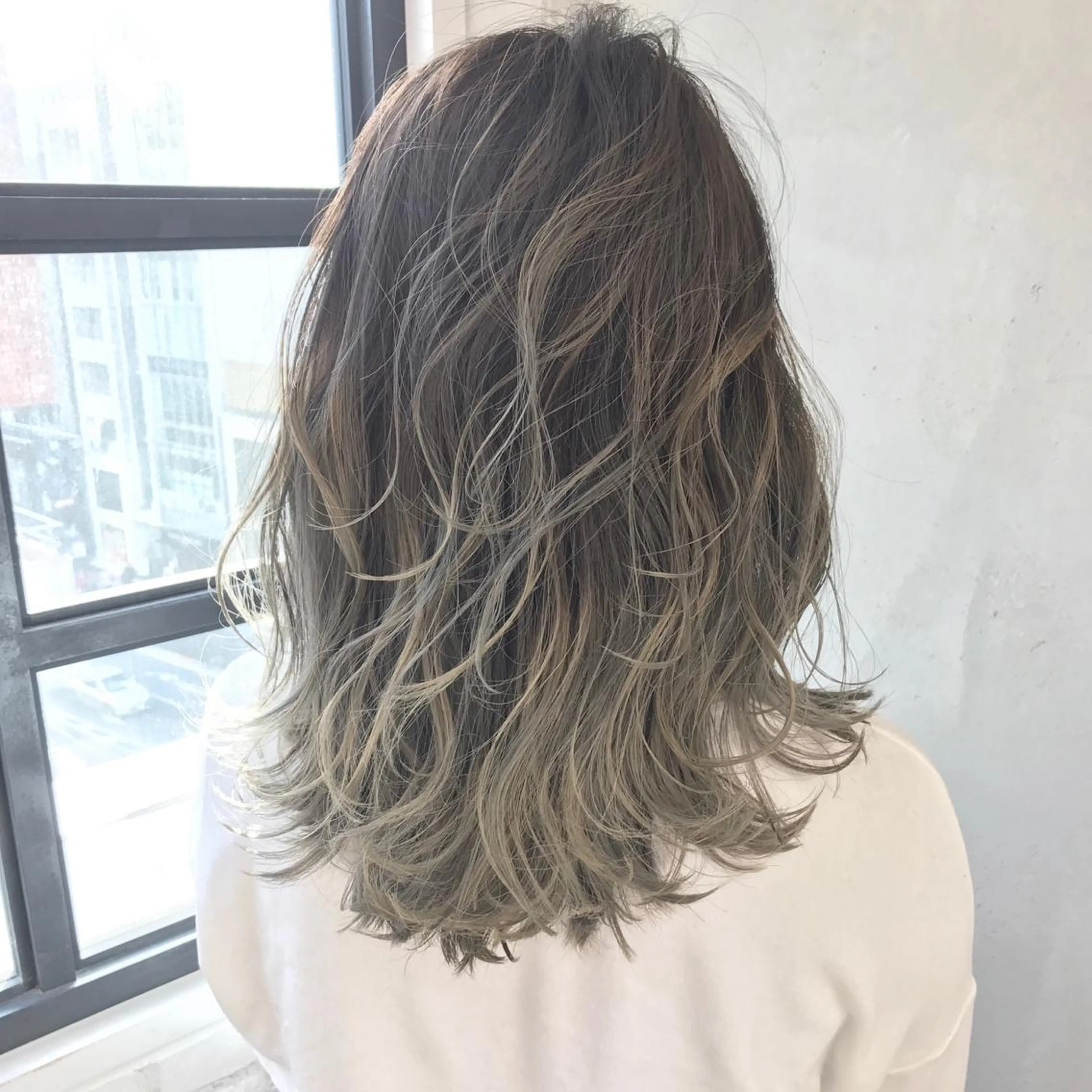 セミロング カラー ベージュカラー グラデーションカラー ハイライトカラー ホワイトベージュ ハイライト TOMOYAレイヤー ブリーチ縮毛矯正のヘアスタイル