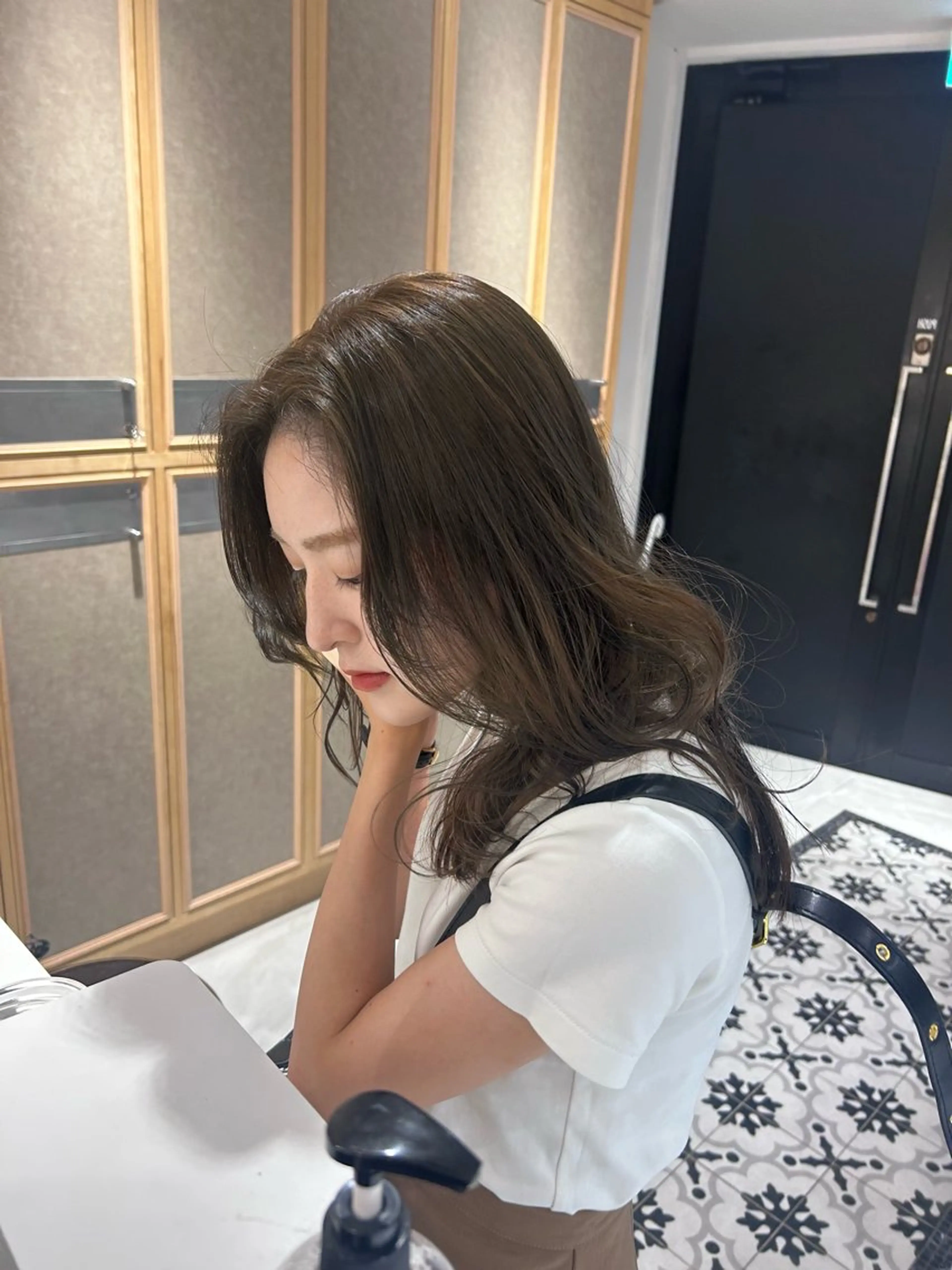 カラー ベージュカラー ブリーチ ダブルカラー ブリーチなしカラー オリーブベージュ ヘアカラー トリートメント ヘッドスパ ヘアセット miko🪽地毛風/ ハイトーン/レイヤーのヘアスタイル