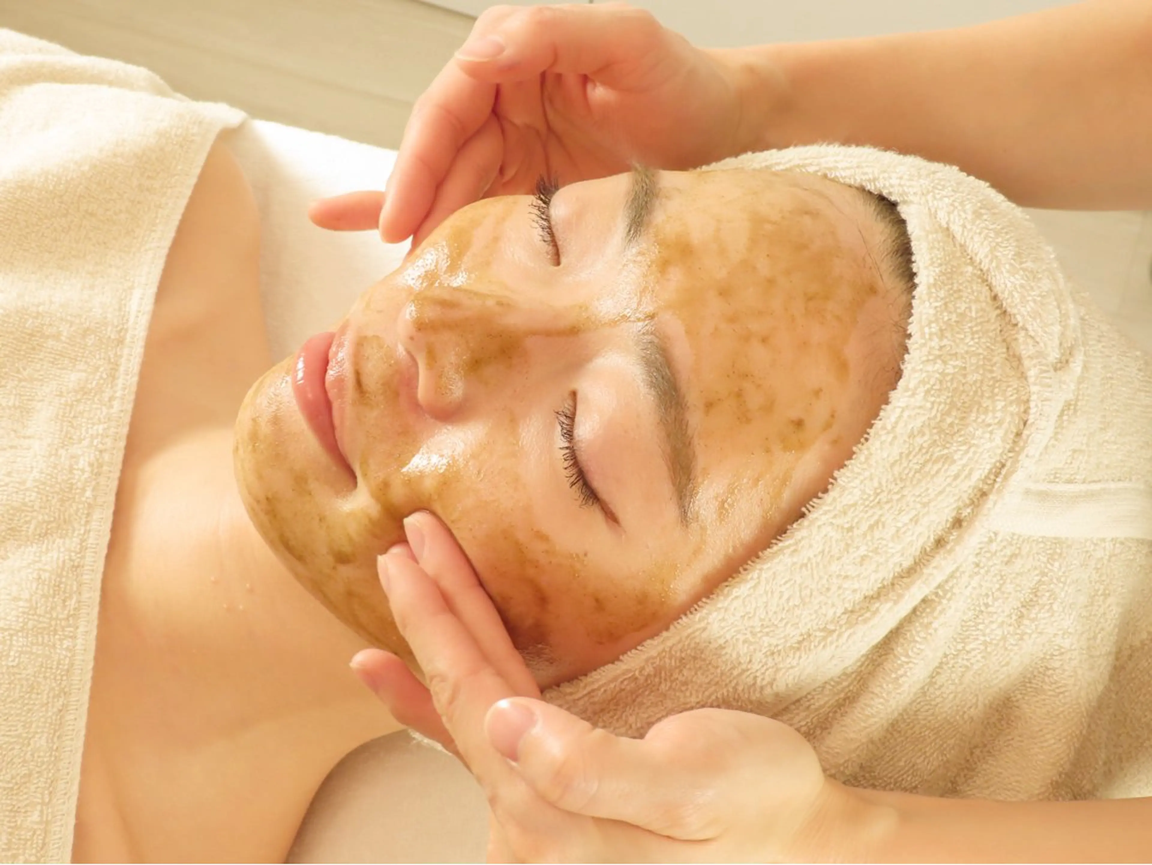 剥離・ダウンタイムなし🌿ハーブピーリング＋モデリングパック【ニキビ・ニキビ跡・シミ・シワ改善】の写真