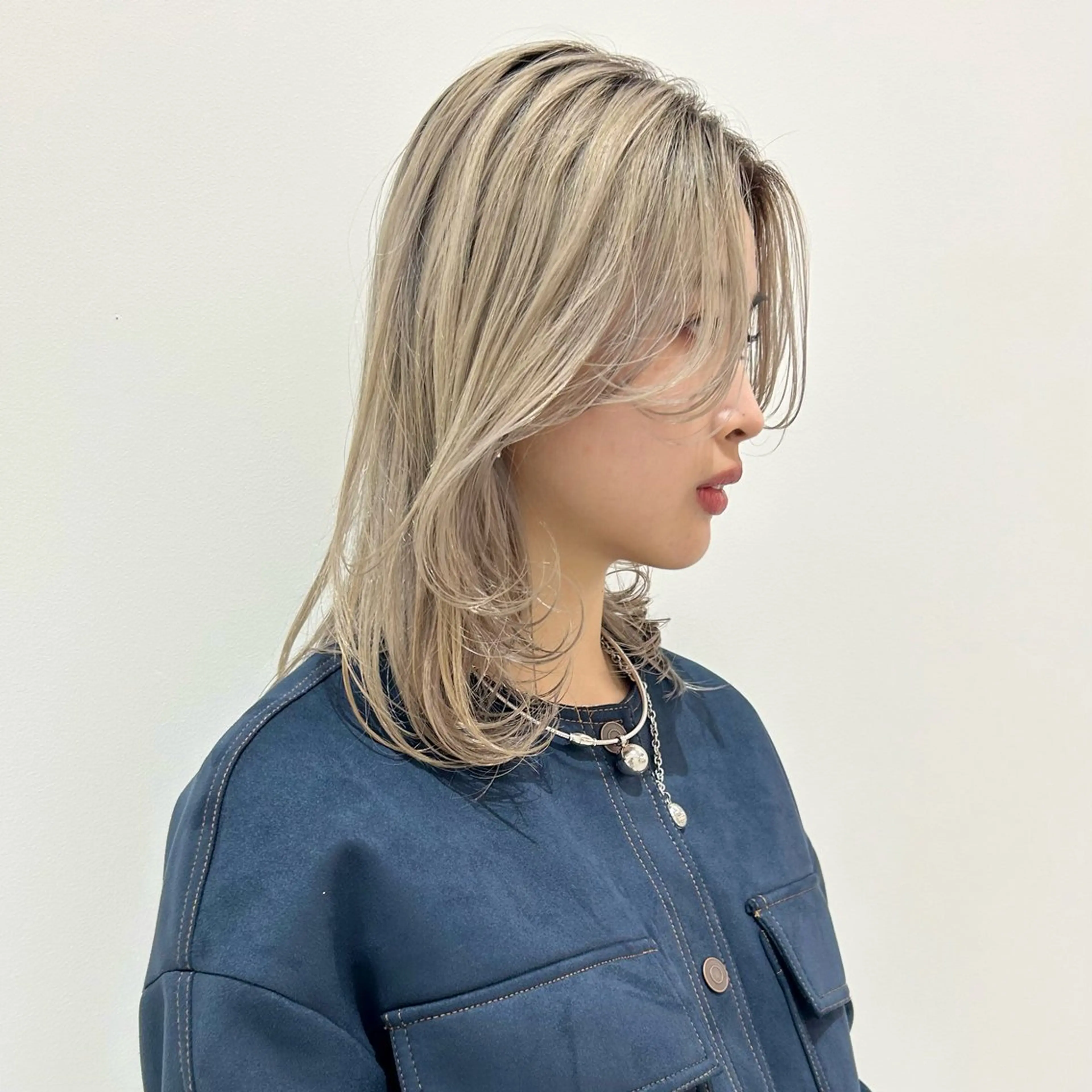 ミディアム カラー ベージュカラー ブリーチ ホワイトベージュ レイヤーカット カット ヘアカラー トリートメント ハイトーン/ブリーチ 似合せカット/パーマのヘアスタイル