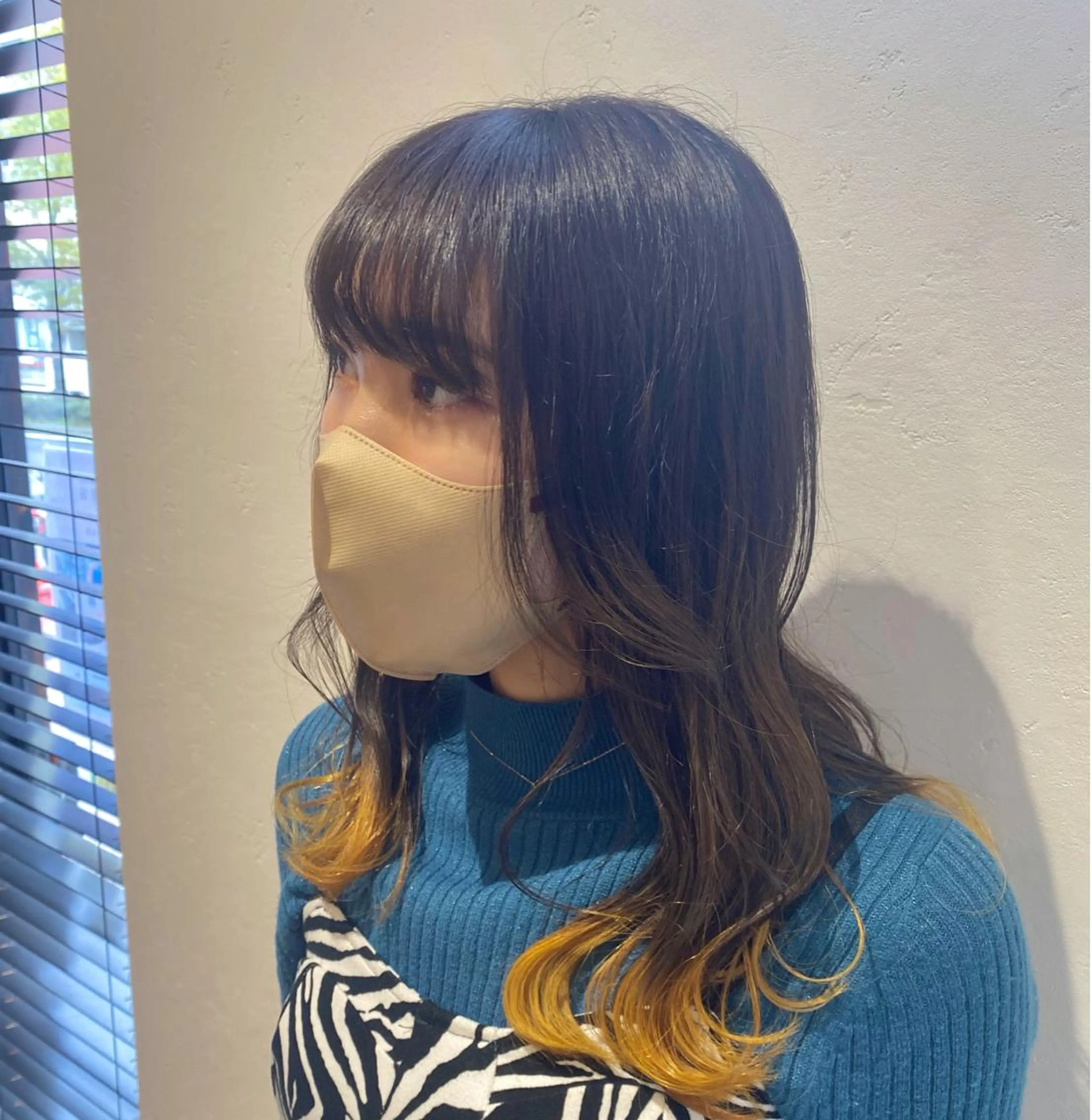 セミロング カラー 新谷 桃子のヘアスタイル