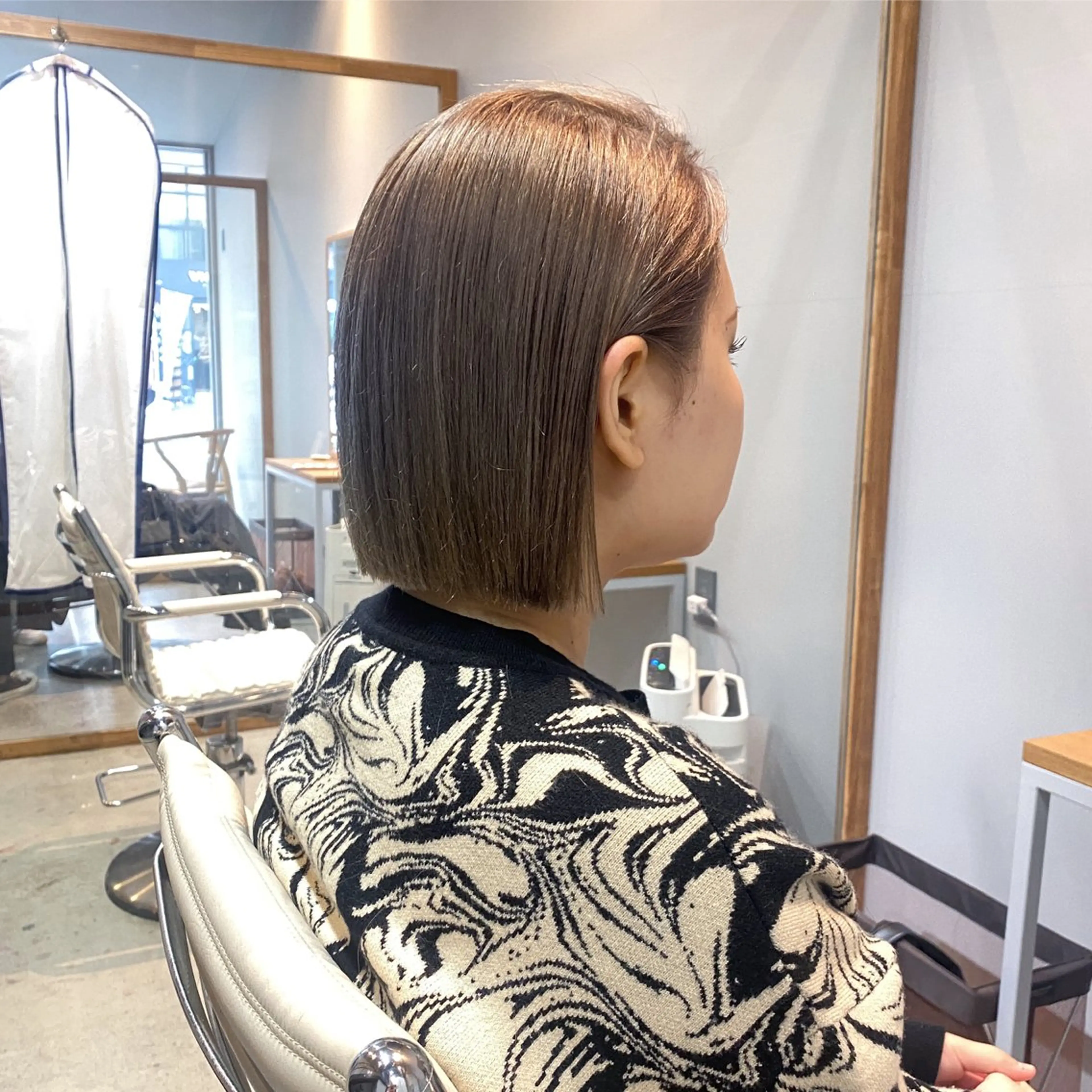 ショート カラー 切りっぱなしボブ シルバー ボブ カット ヘアカラー F-card所属・shiga mariaのヘアスタイル