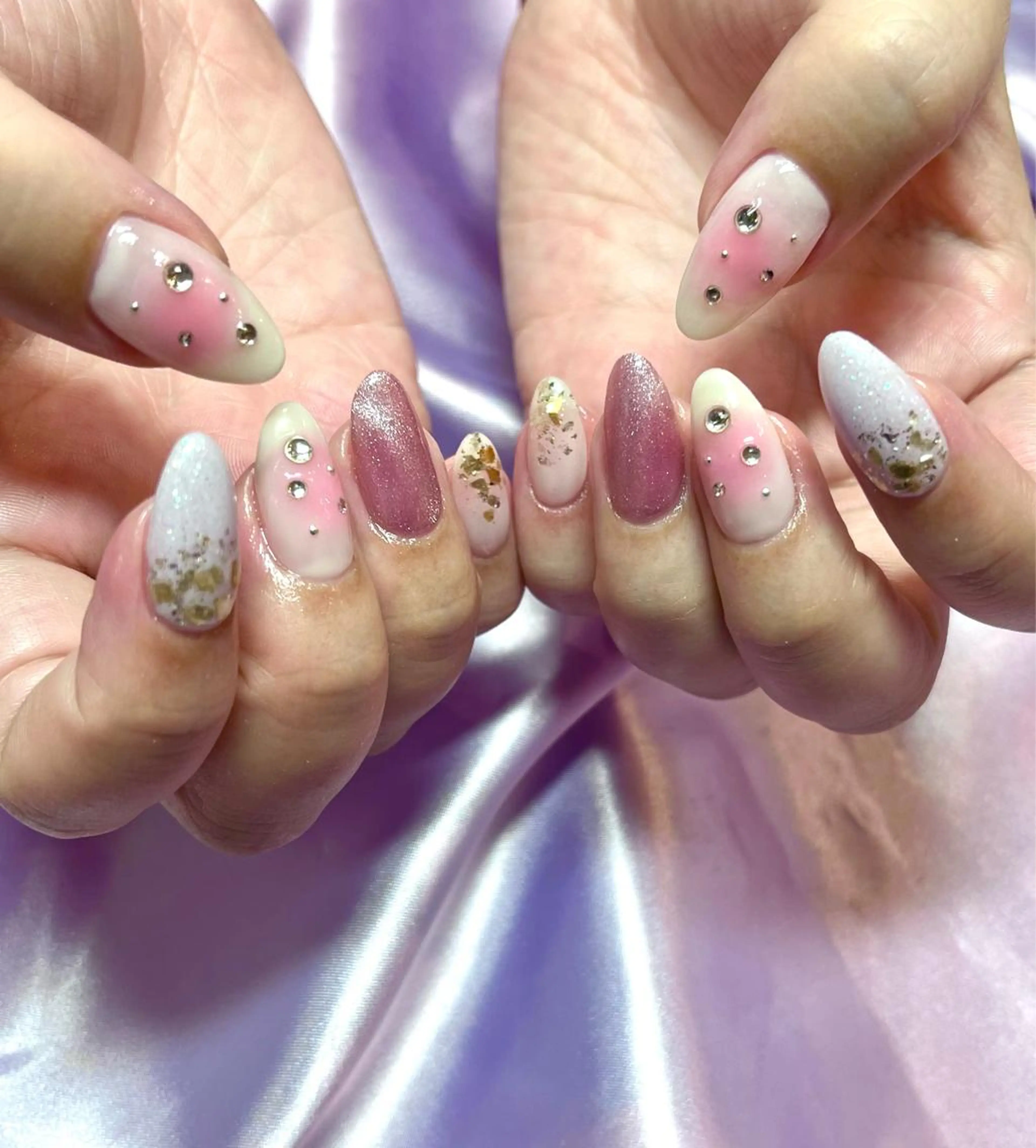 ネイル オーロラネイル チークネイル ガーリー ゴールド キラキラネイル para ☀︎ sol by BECK所属・Para Sol nail　Maoのネイルデザイン