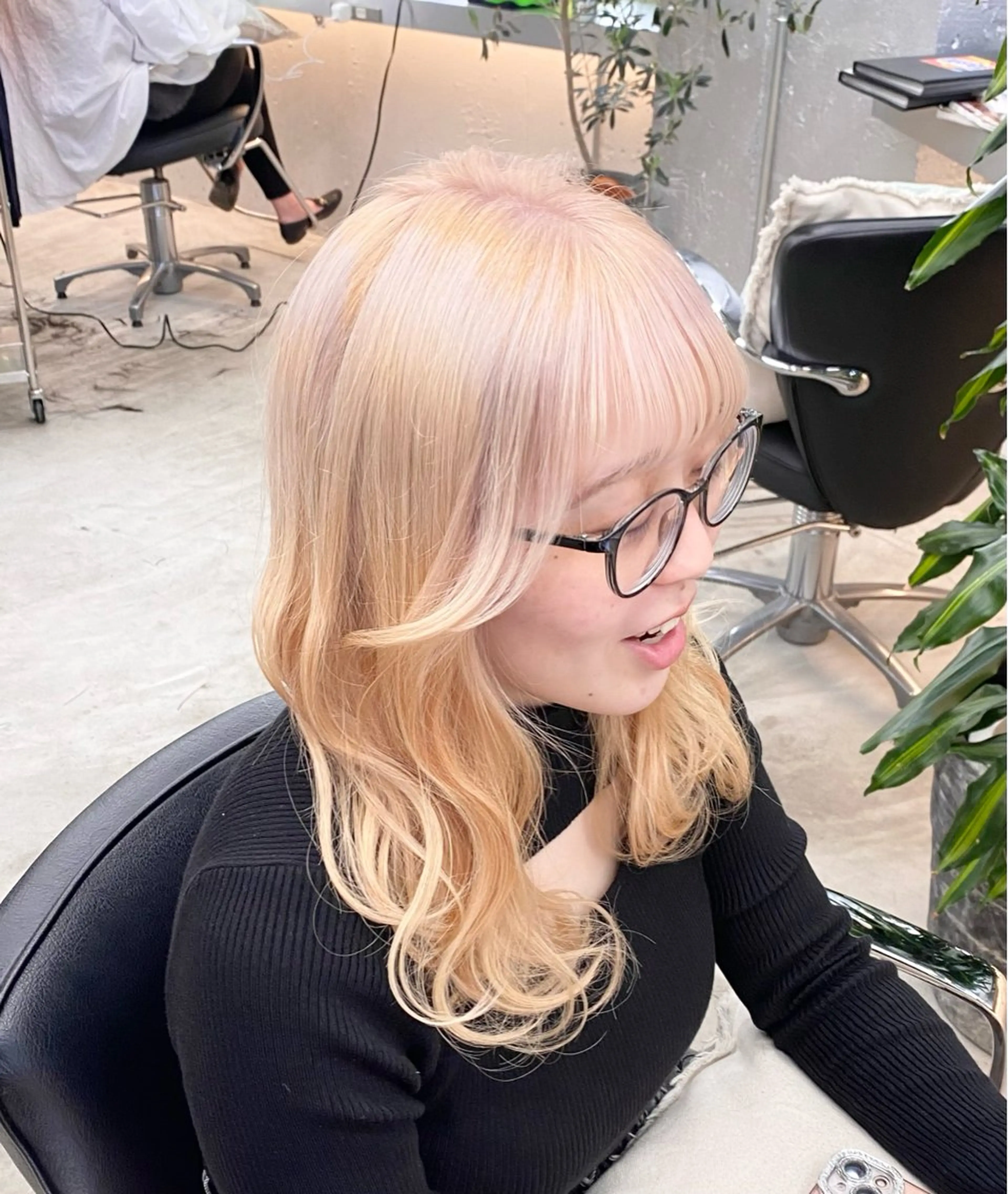 セミロング カラー ブリーチ ブロンド 透明感カラー ハイトーンカラー ホワイトブロンド ヘアカラー トリートメント 普通の美容室じゃない ‼️/若林のヘアスタイル