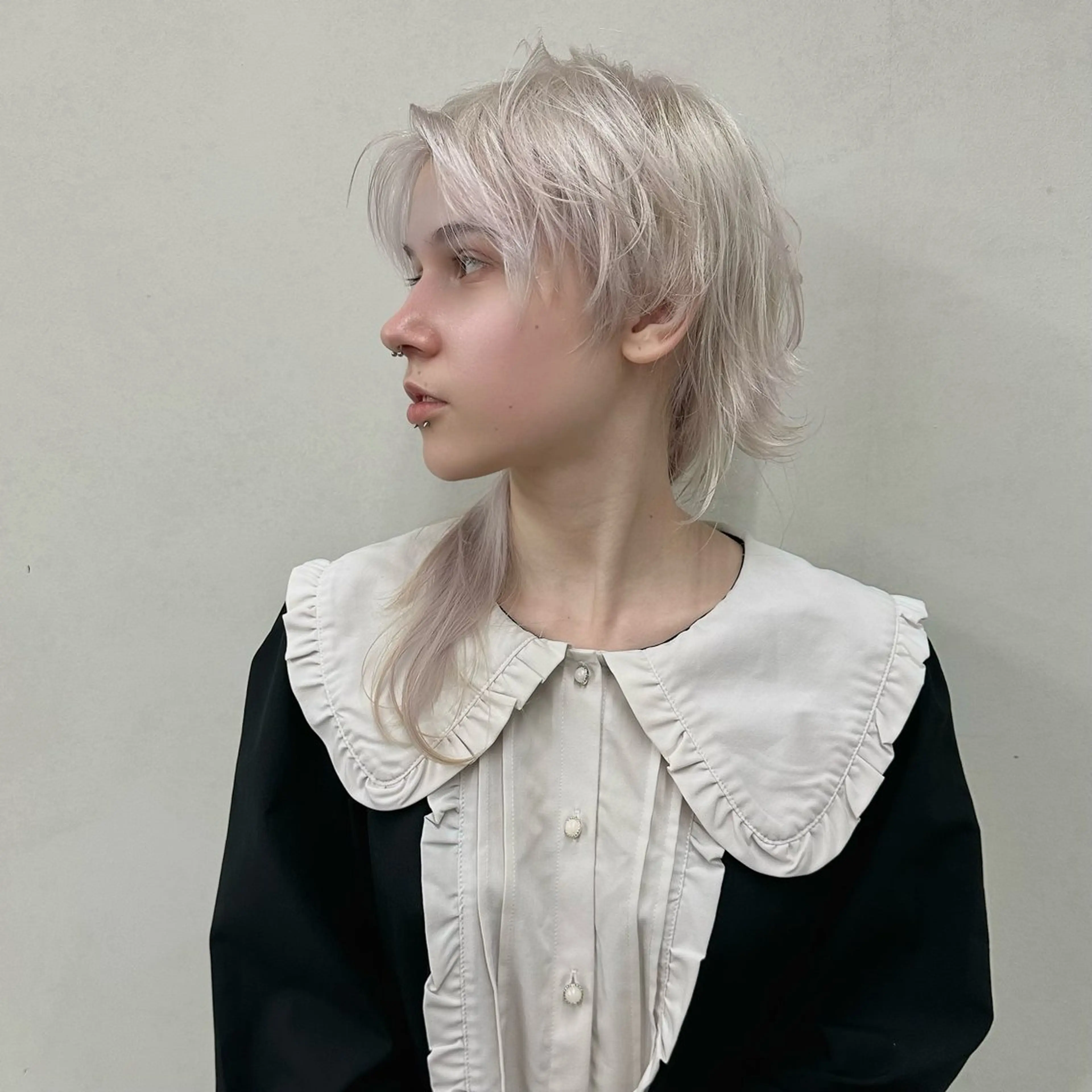 ミディアム ウルフとハイトーン みっちー✂️のヘアスタイル