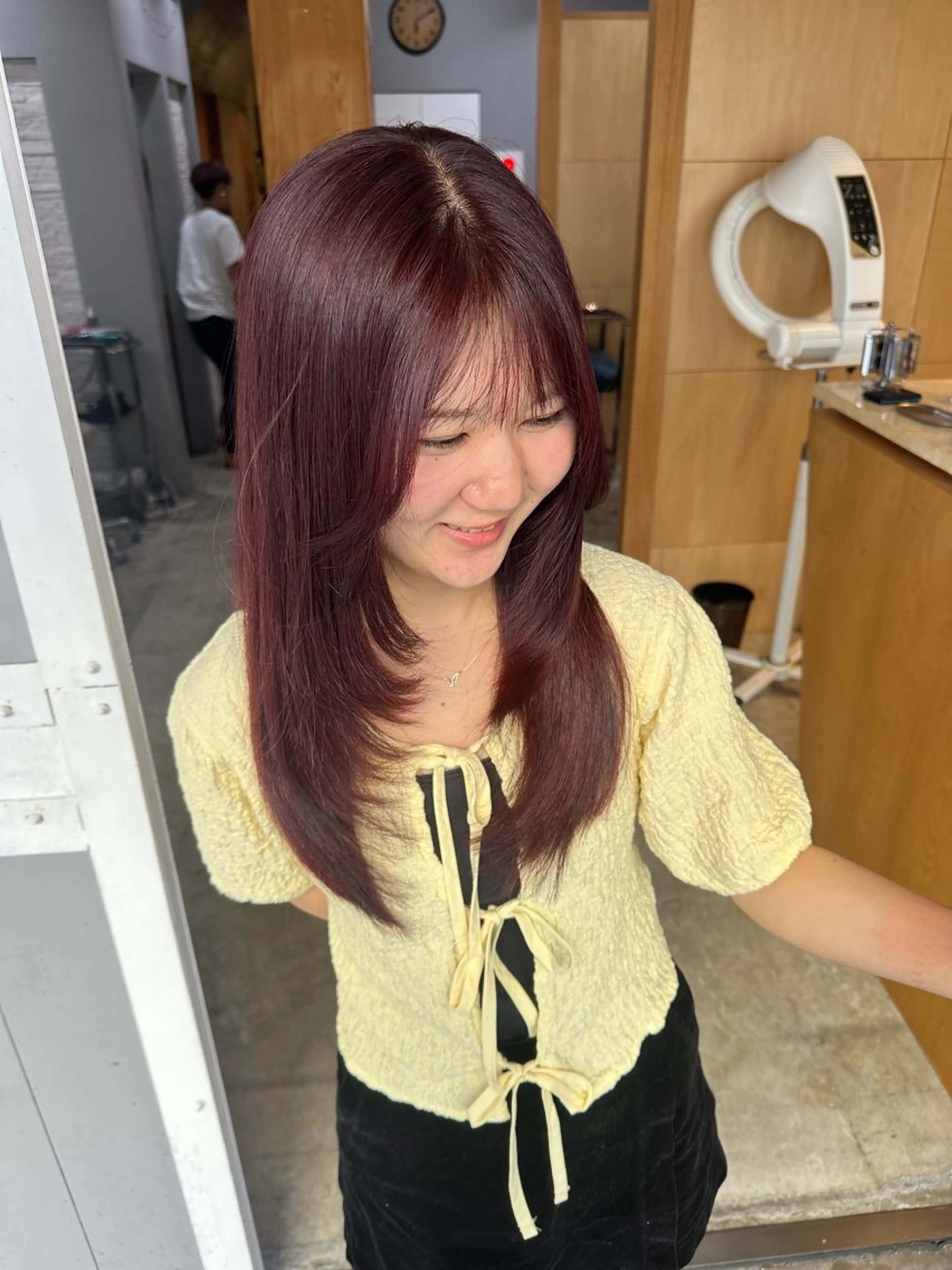 ミディアム レイヤーカット ヘアカラー トリートメント miloc MOMOKAのヘアスタイル