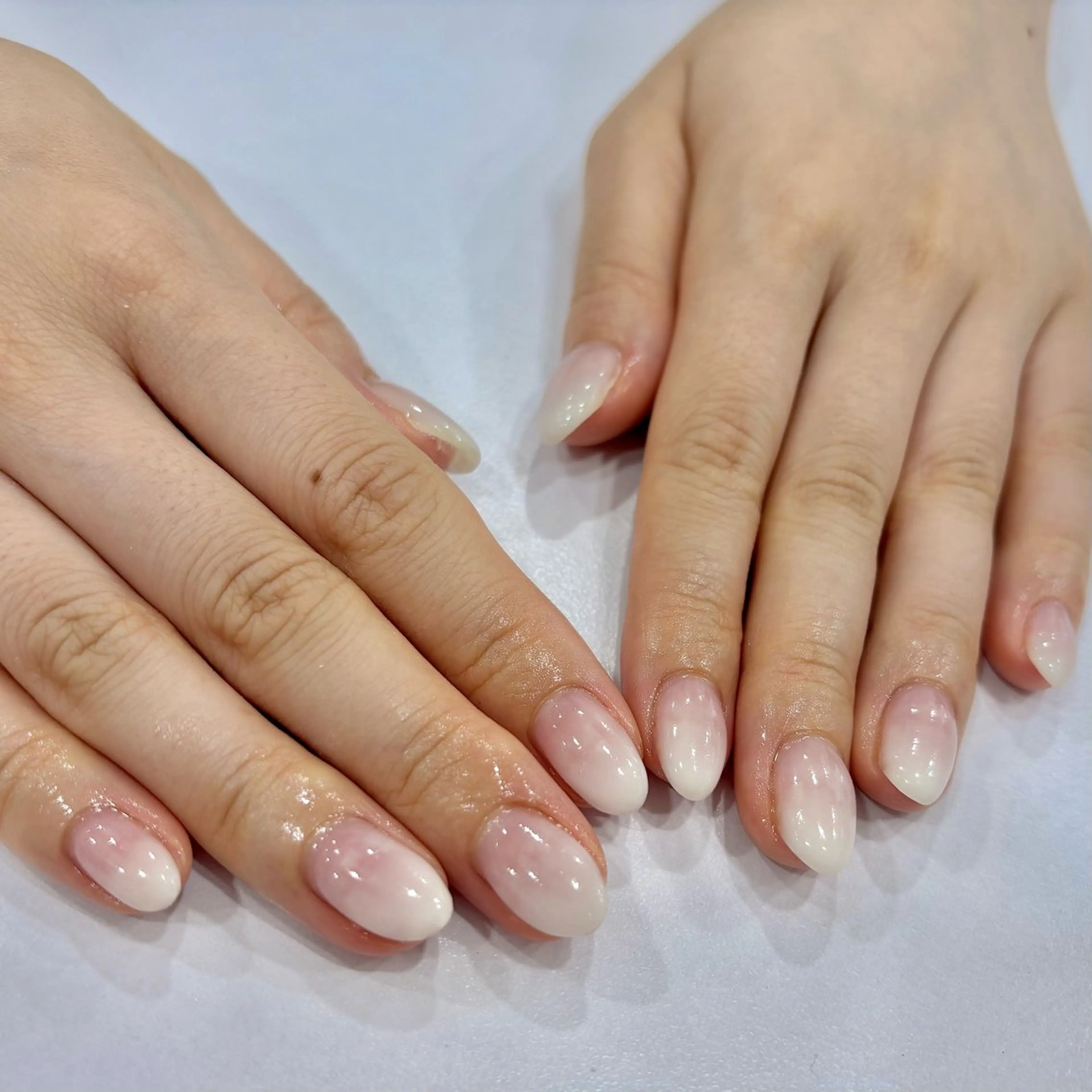 ネイル グラデーション シンプルネイル ホワイト アンリッシュ池袋 小泉のネイルデザイン