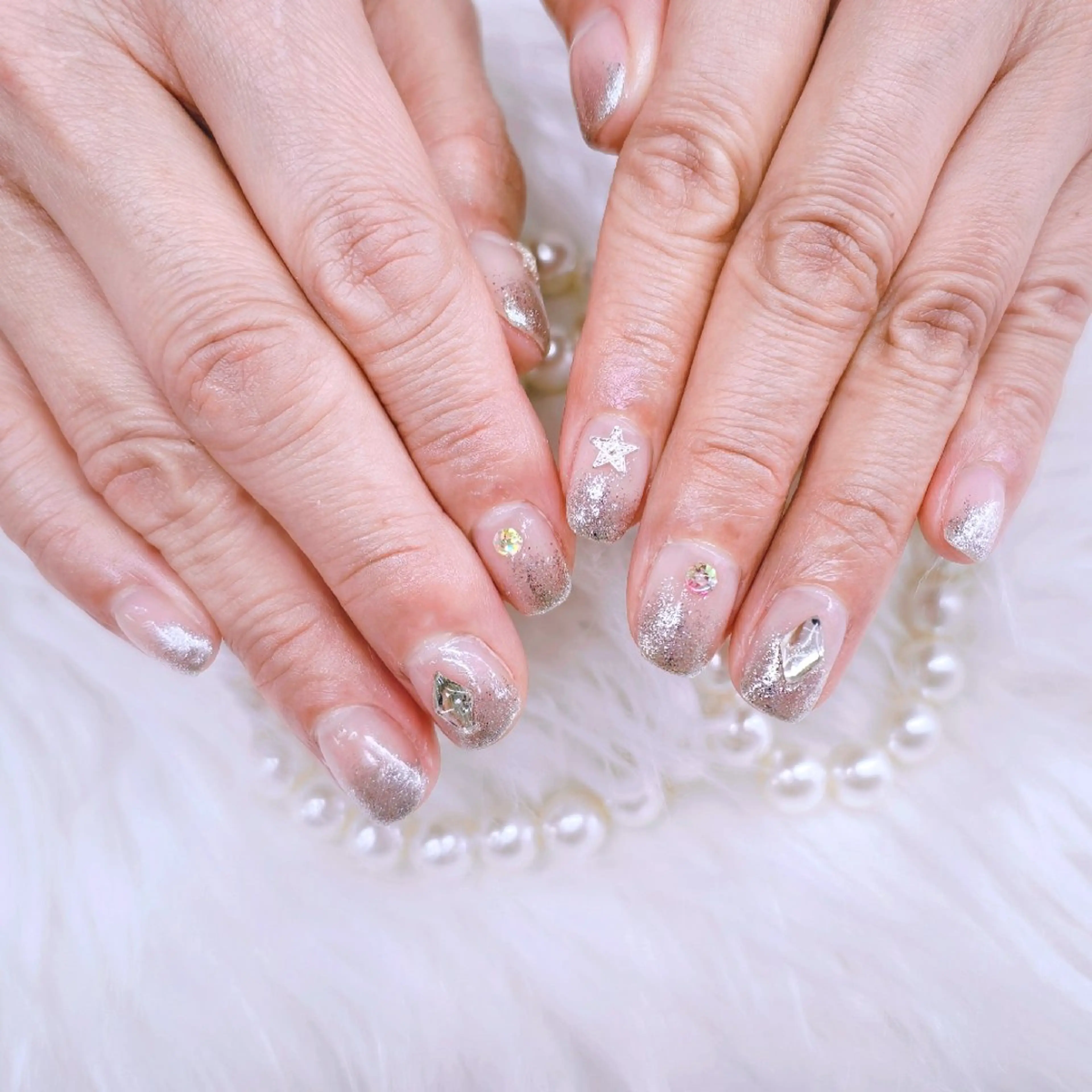 ネイル グラデーション ラメ(グリッター) ラメグラデーション シルバー シンプルネイル U.NI所属・森川 雪のネイルデザイン