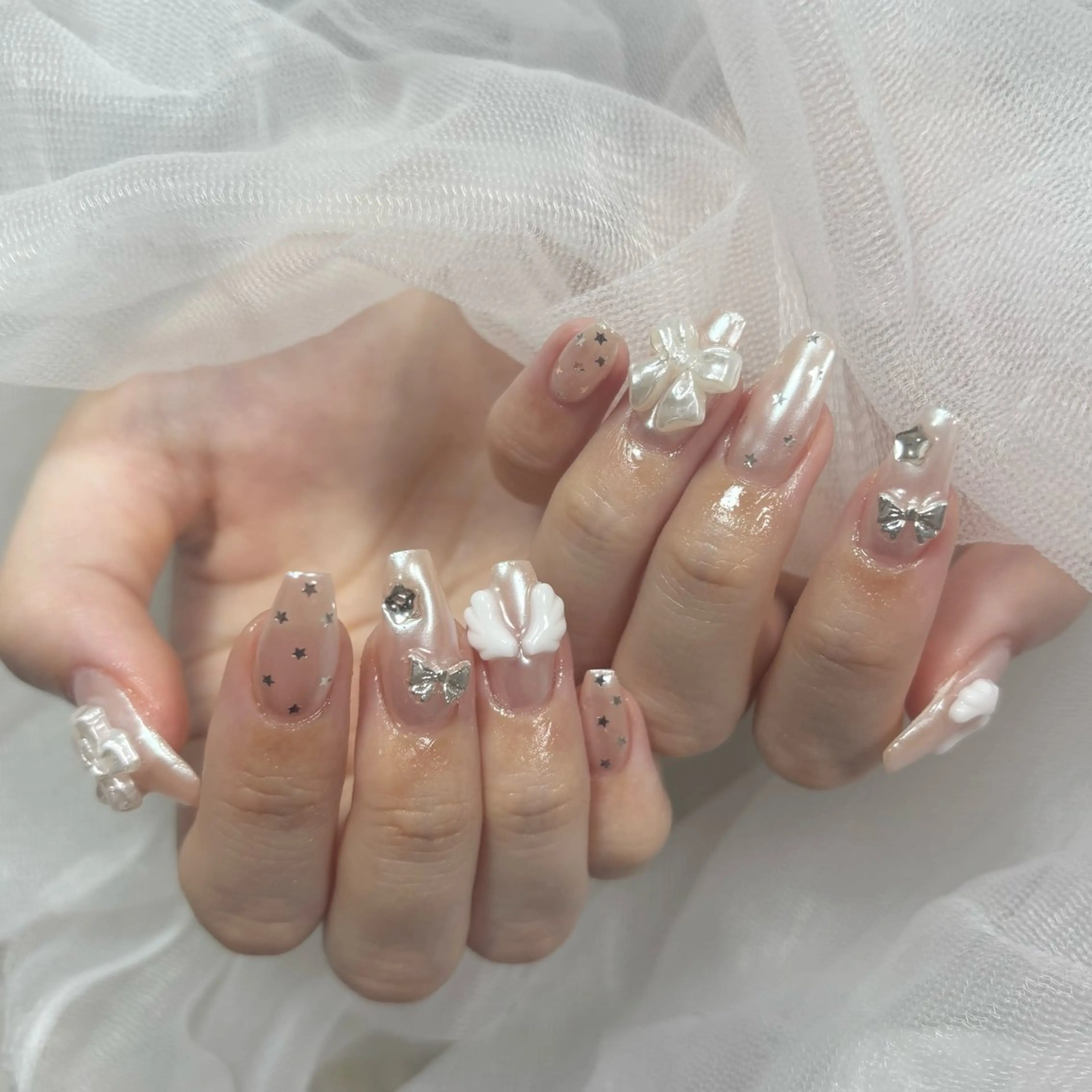 ネイル ドット ミラーネイル 夏ネイル ワンホンネイル ホワイト ハンドネイル h's dazz harukaのネイルデザイン