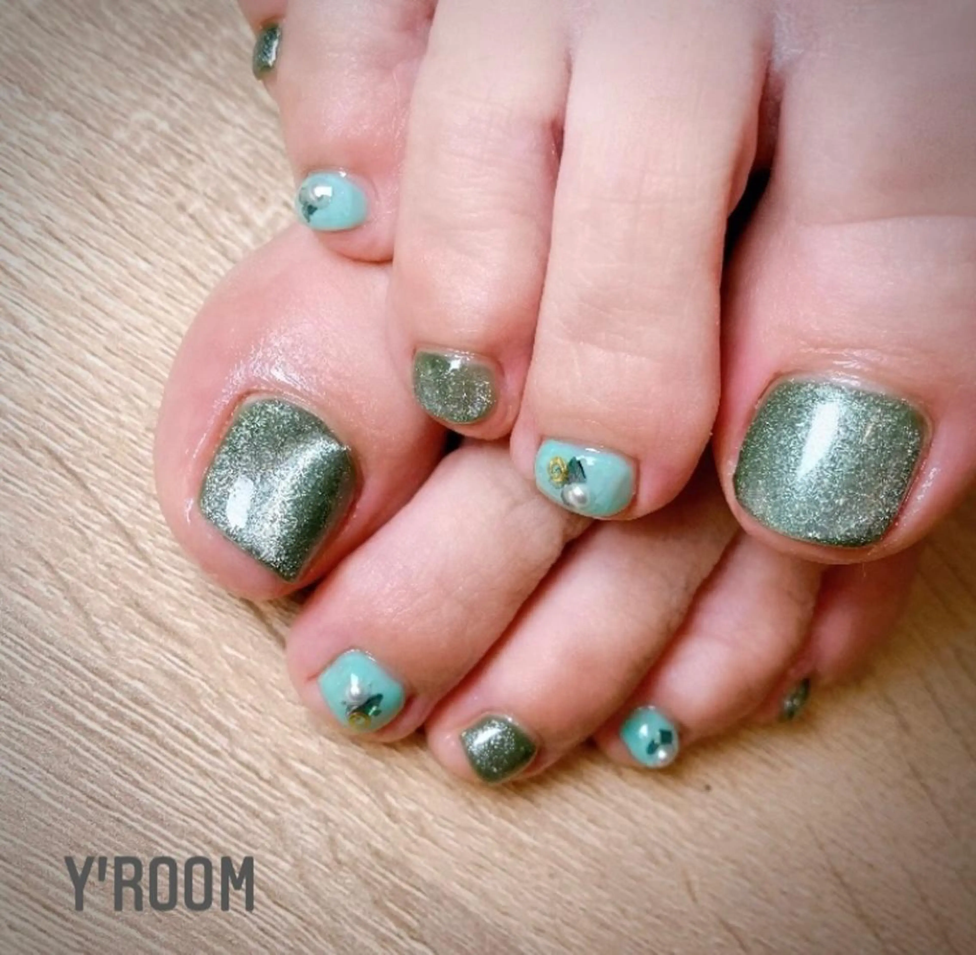 ネイル オーロラネイル フラッシュネイル フットネイル ジェルネイル グリーン YUKA （ネイリスト）のネイルデザイン