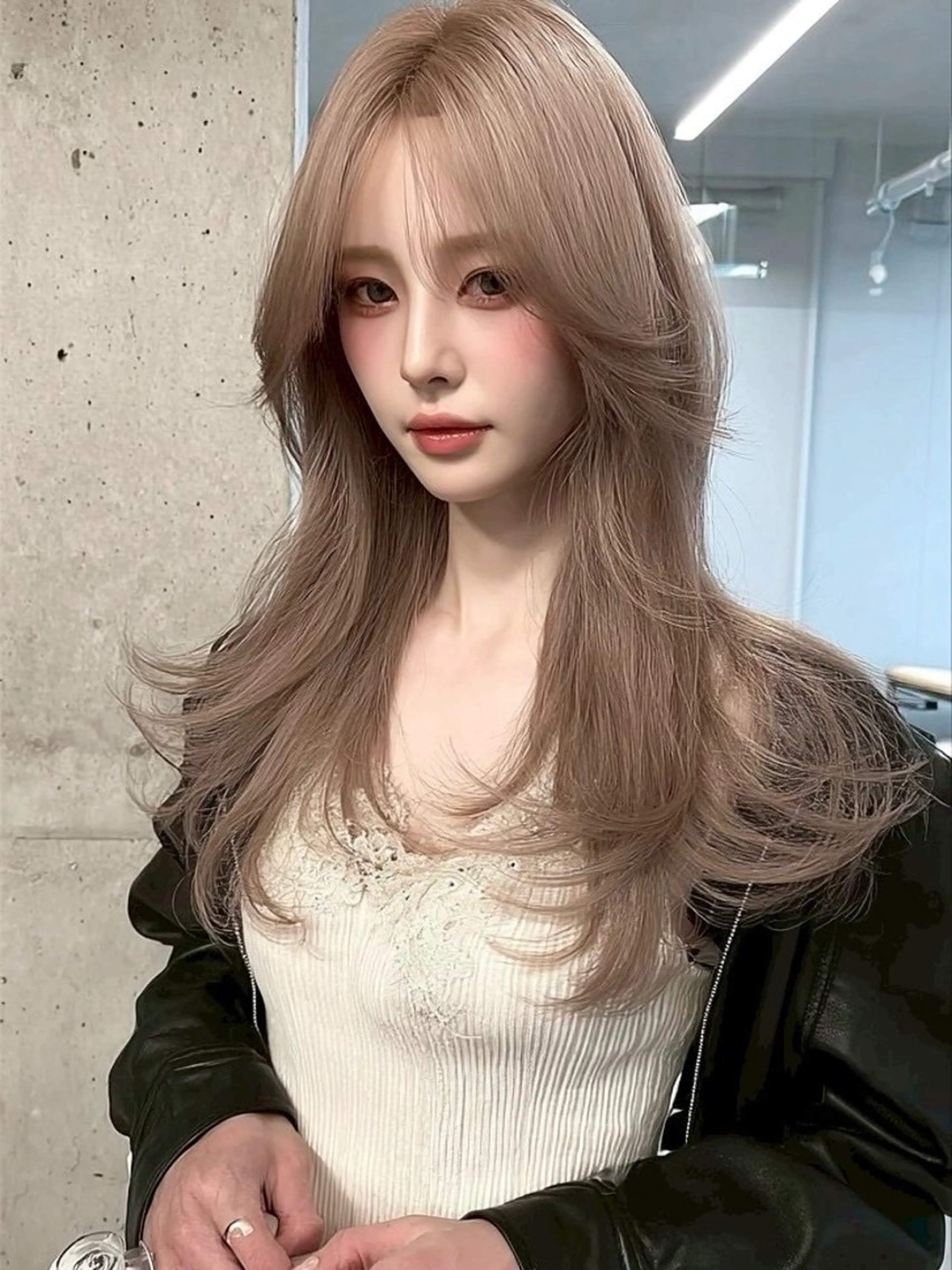 ロング カラー 透明感カラー 髪質改善 韓国風ヘア 縮毛矯正 ヘアカラー 西 優衣奈のヘアスタイル