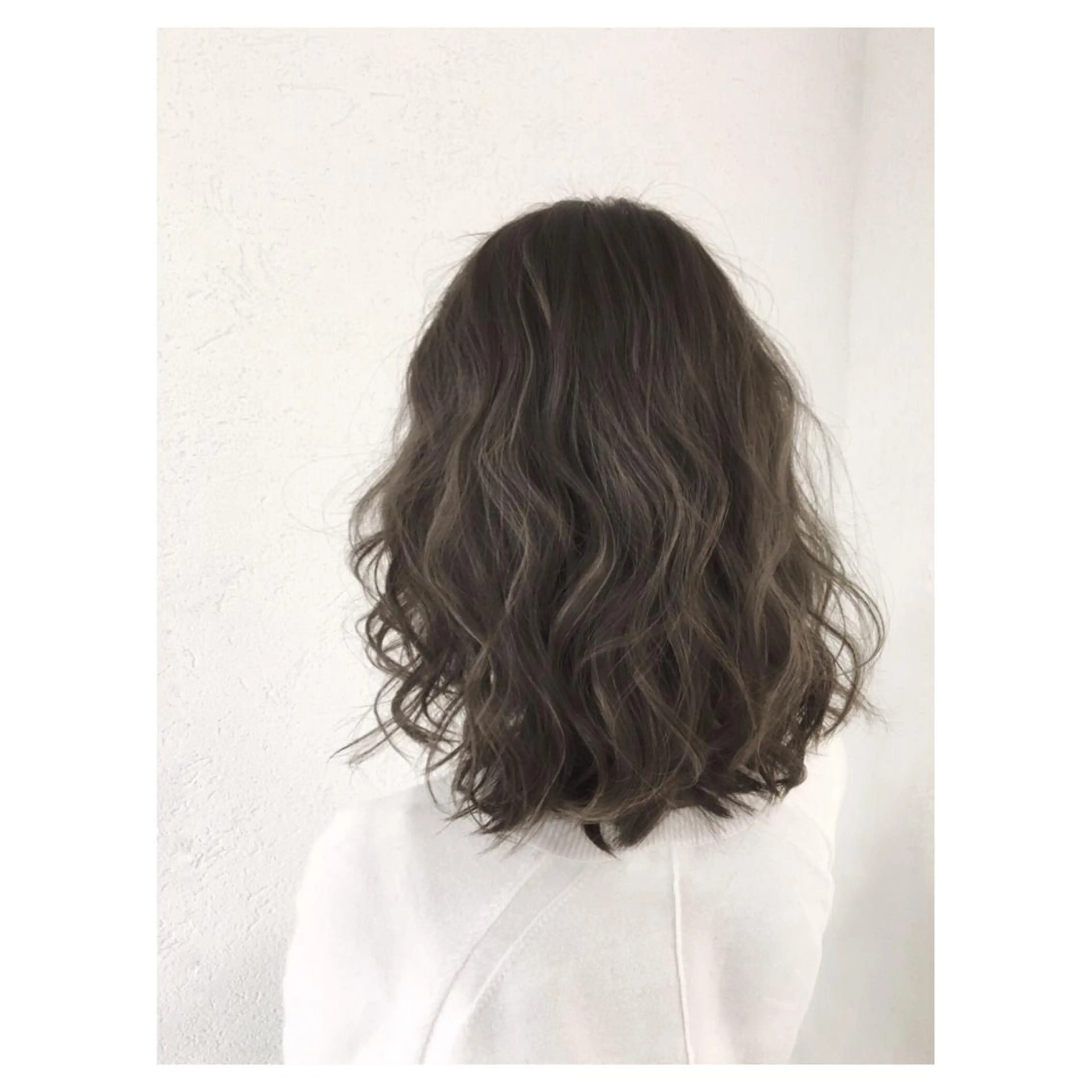 ミディアム セミロング カラー biscohair 髪にドラマを。のヘアスタイル