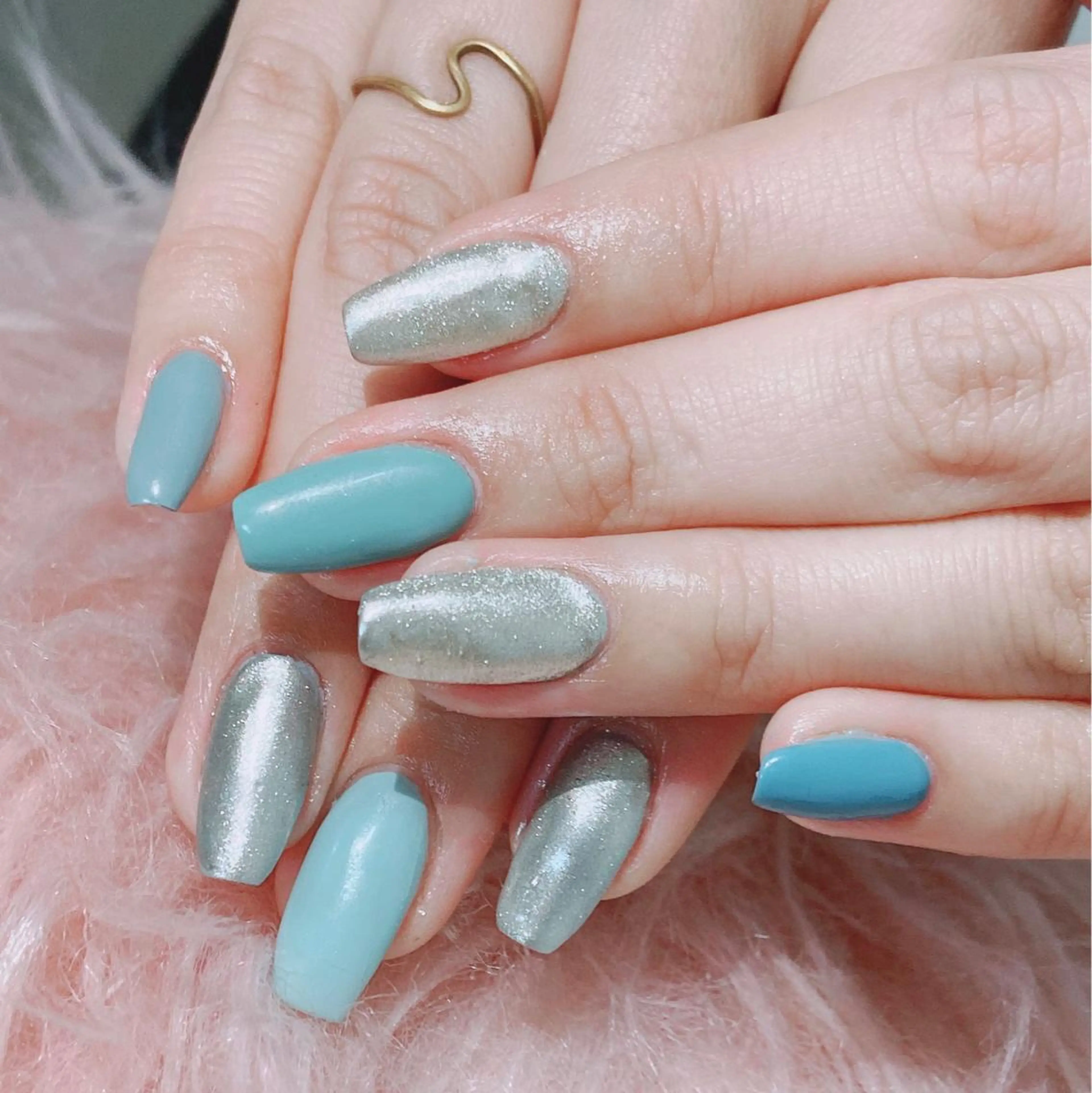 自爪ネイルワンカラー+簡単アート2本.4500円、自爪5mm以上なら降らす300円、リピア2本無料ですの写真