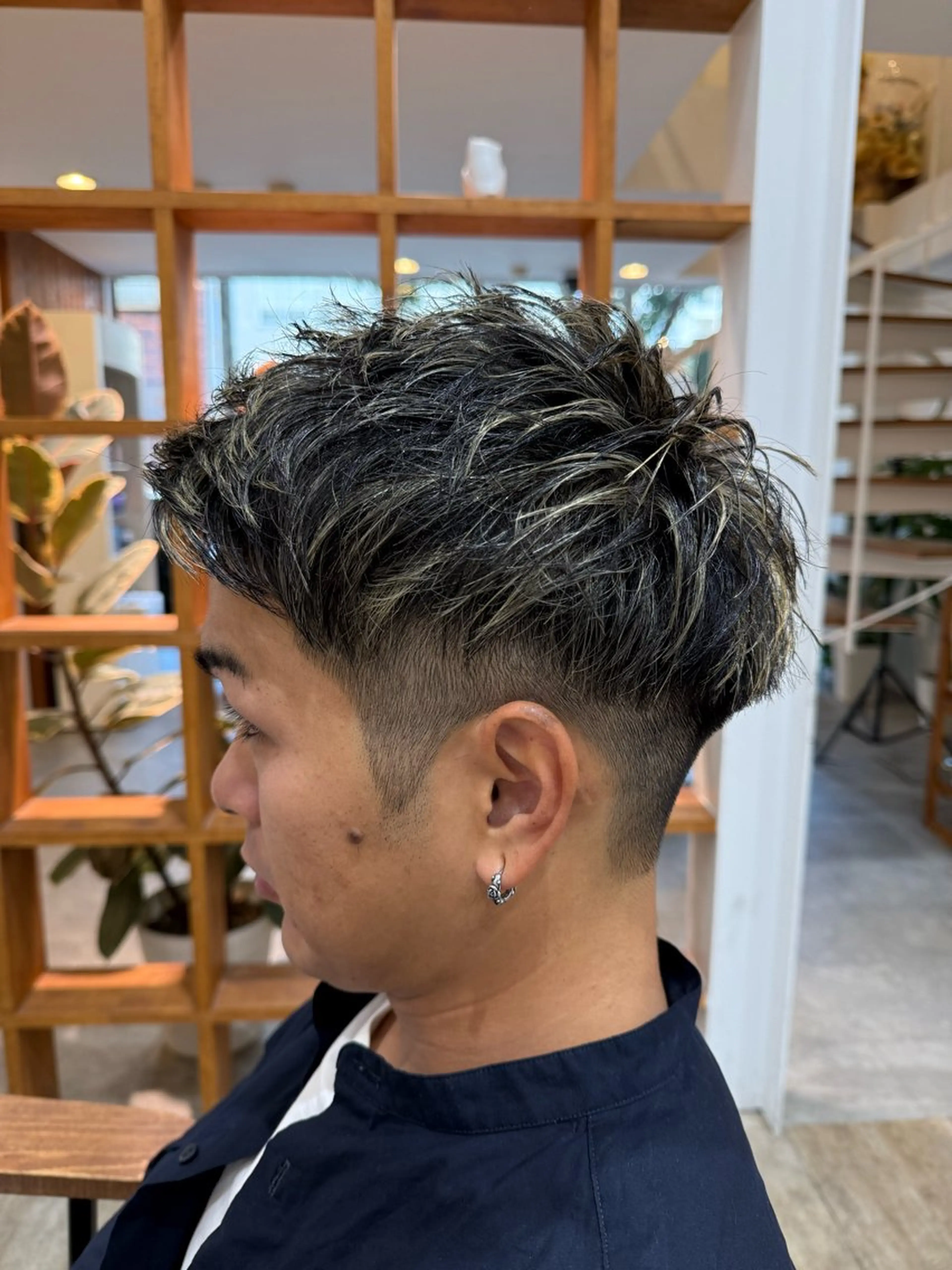 ショート メンズ メンズブリーチ センターパート フェードカット フェザーパーマ メンズハイライト カット ヘアカラー peakshair所属・髪質改善/メンズパ ーマ𝒀𝑼𝑻𝑶のヘアスタイル