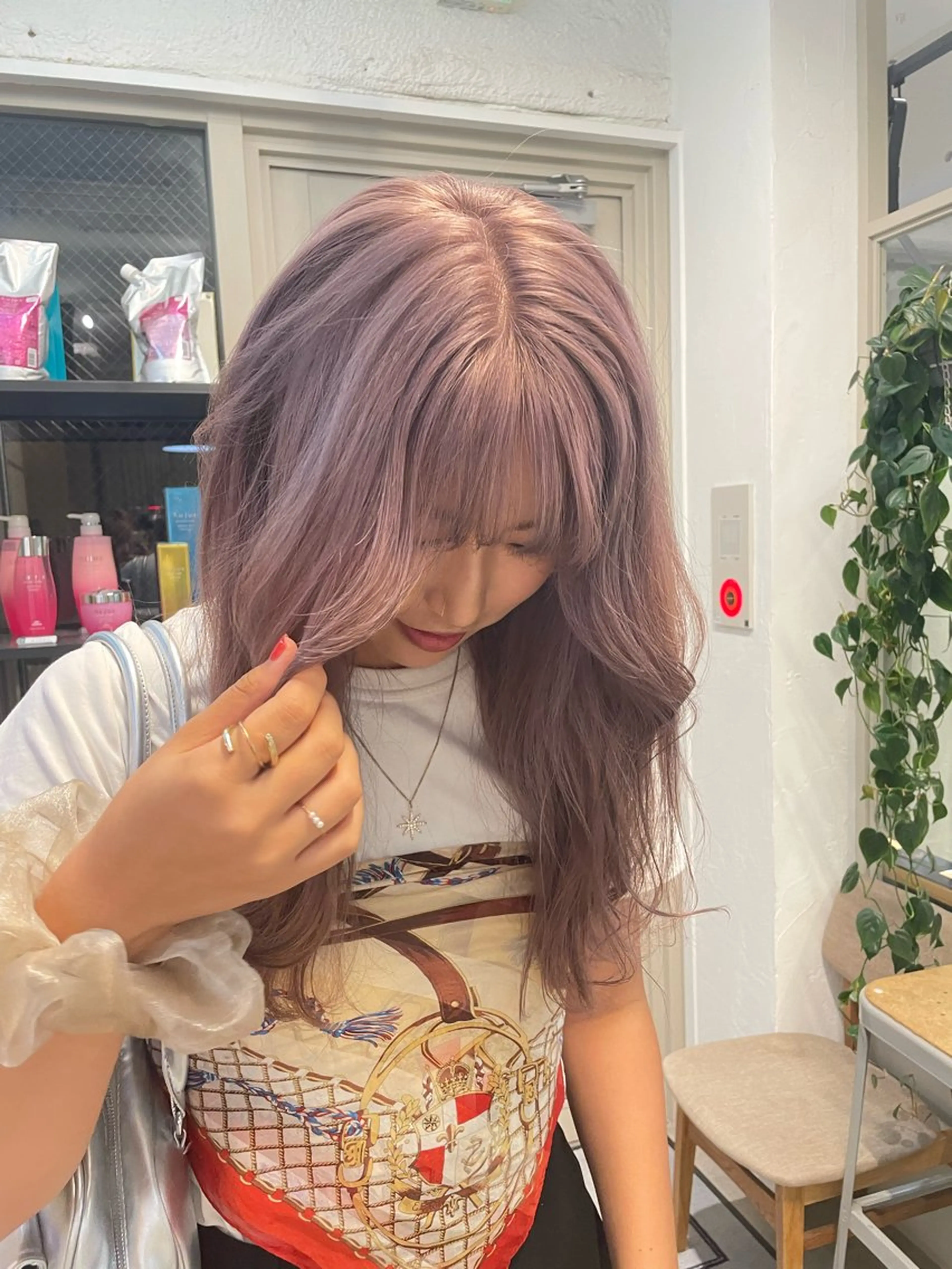 ロング カラー ミルクティー× グレージュMOMOのヘアスタイル