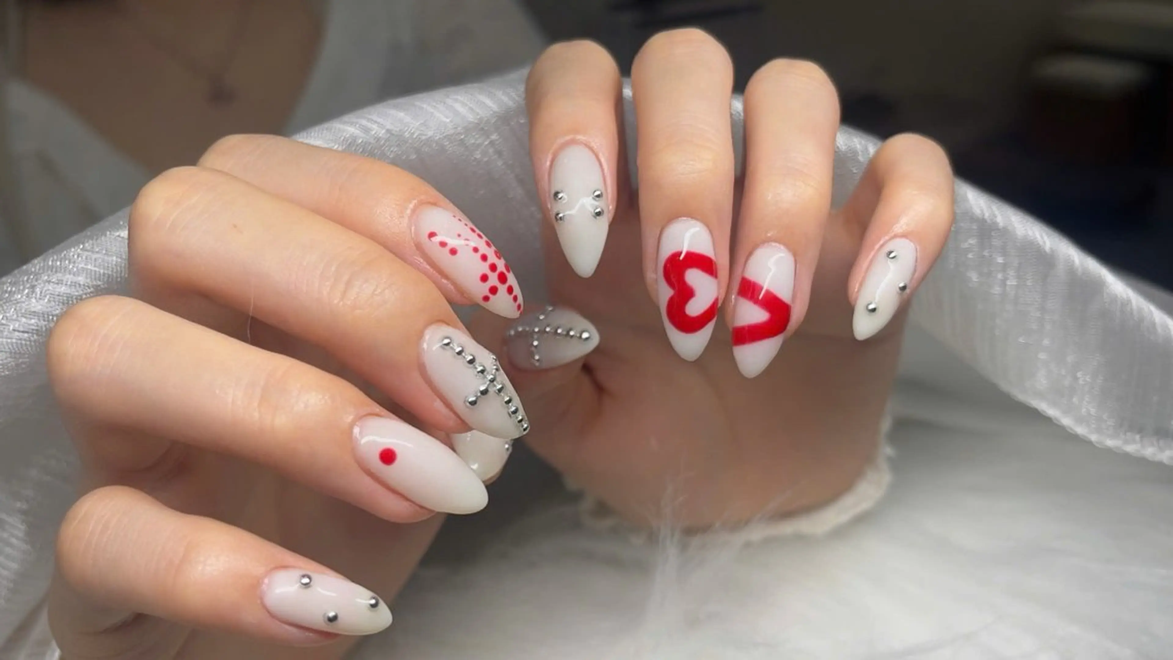 ネイル ガーリー ハート キラキラネイル 赤色 シルバー HA NIのネイルデザイン