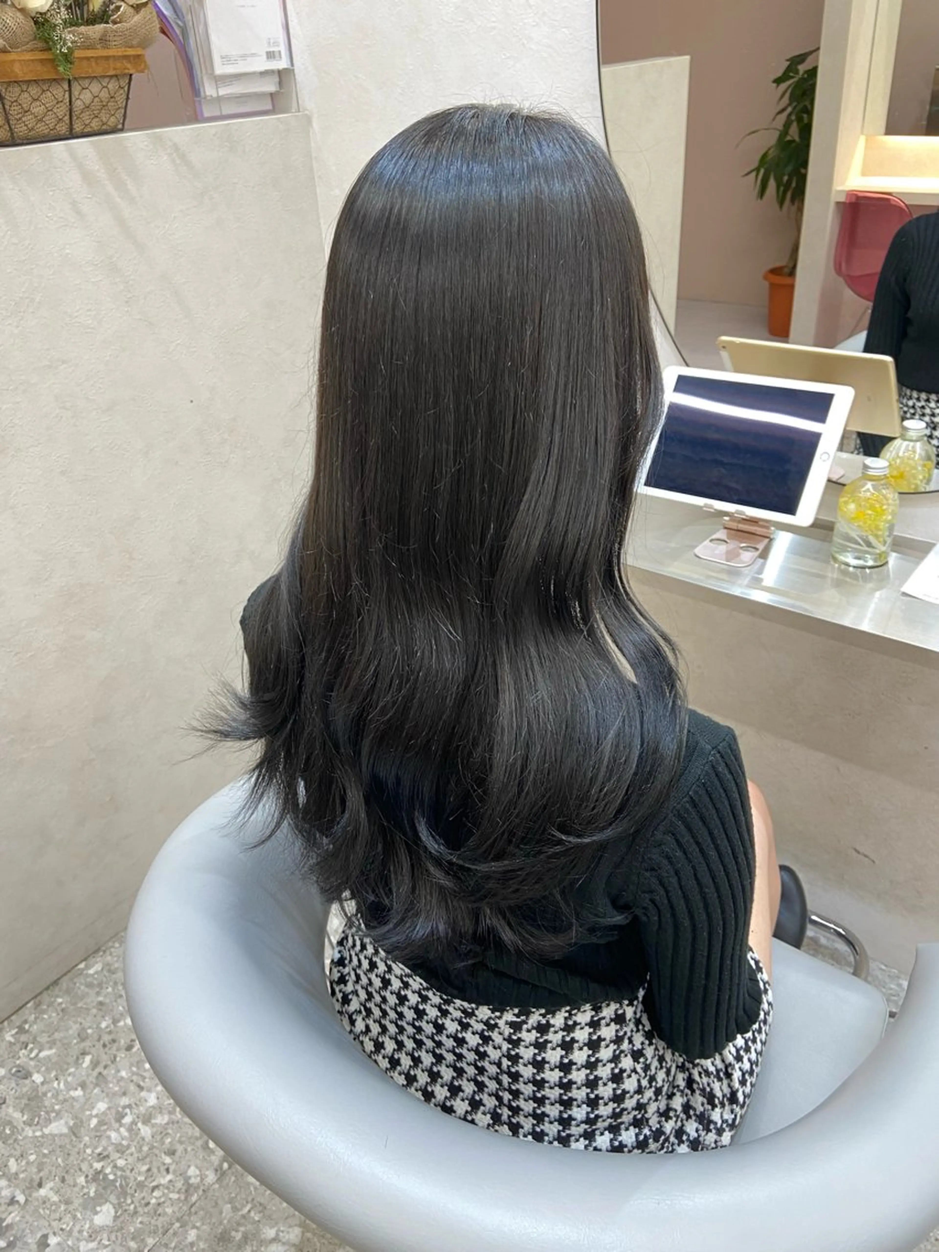 ロング カラー 黒髪 ブルーカラー ブルーブラック ネイビーカラー くびれヘア カット ヘアカラー トリートメント 新宿/韓国ヘア 中明度カラー/かやのヘアスタイル