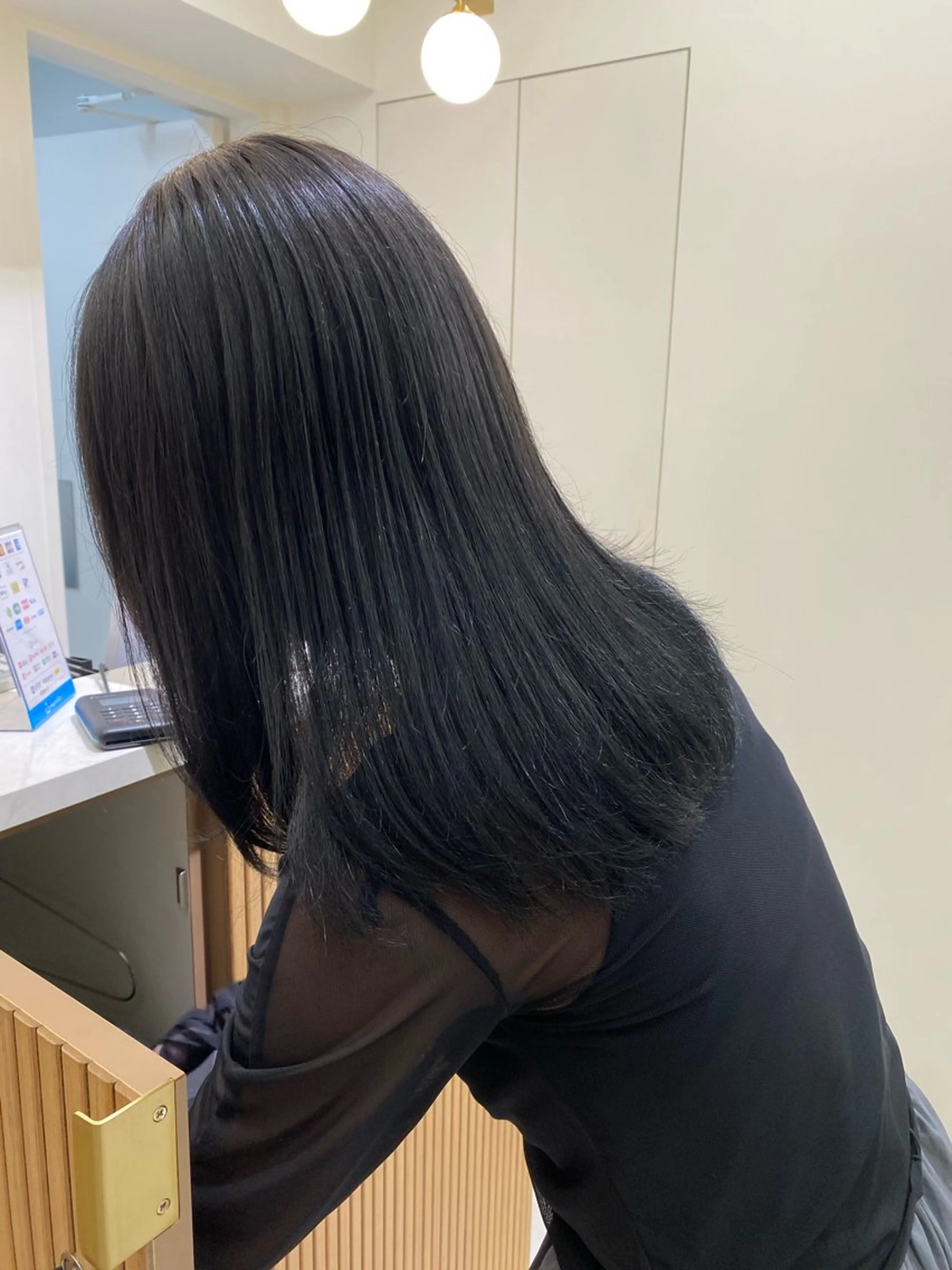 ミディアム カラー 黒髪 ブリーチ ブルーカラー ブルーブラック 透明感カラー ヘアカラー ROMMY.所属・ナギサ/本厚木/ ボブ/ミディアム🤍のヘアスタイル