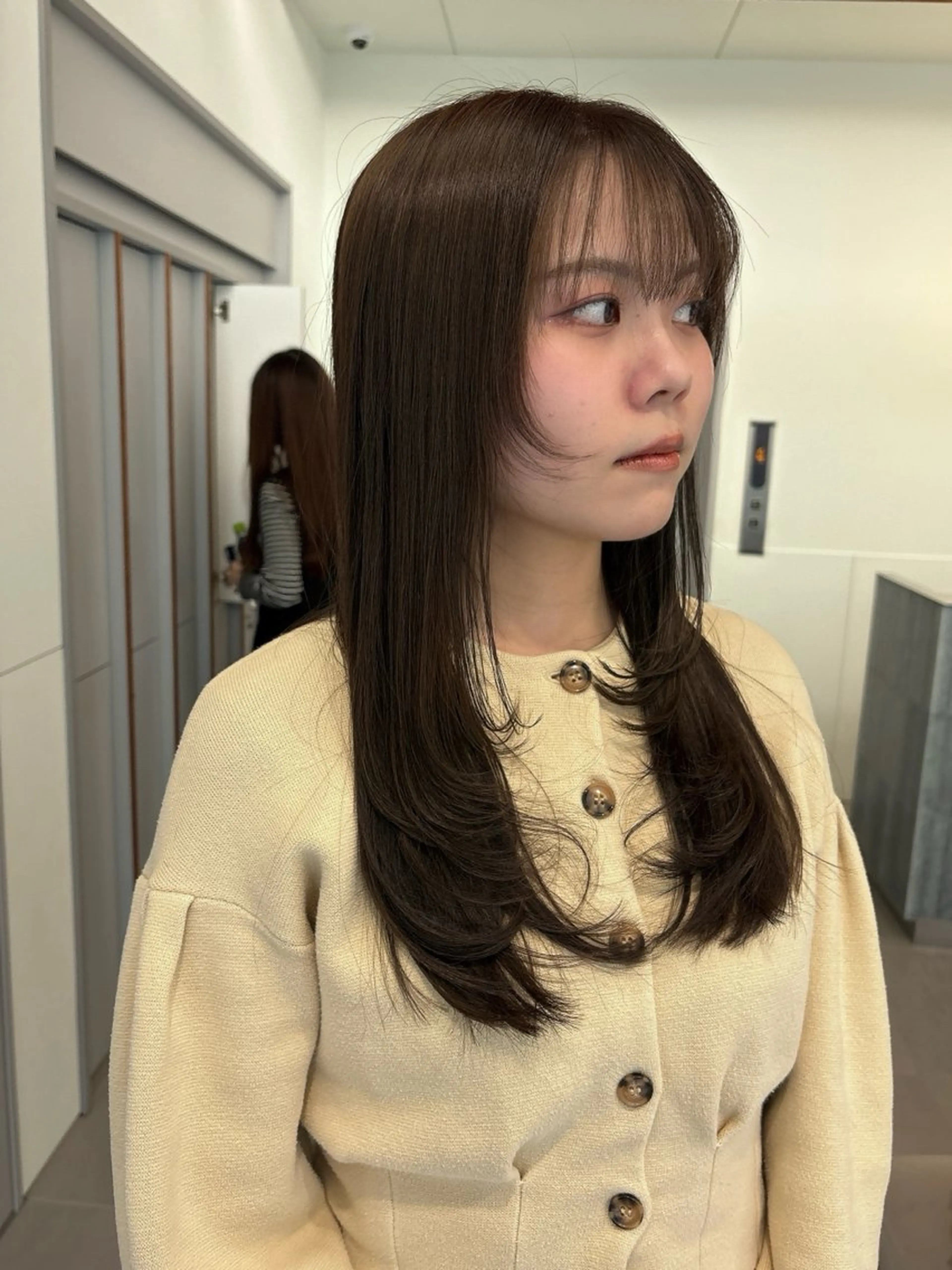 セミロング カット ヘアカラー 💡レイヤーカット/ グレージュ松本隼人のヘアスタイル