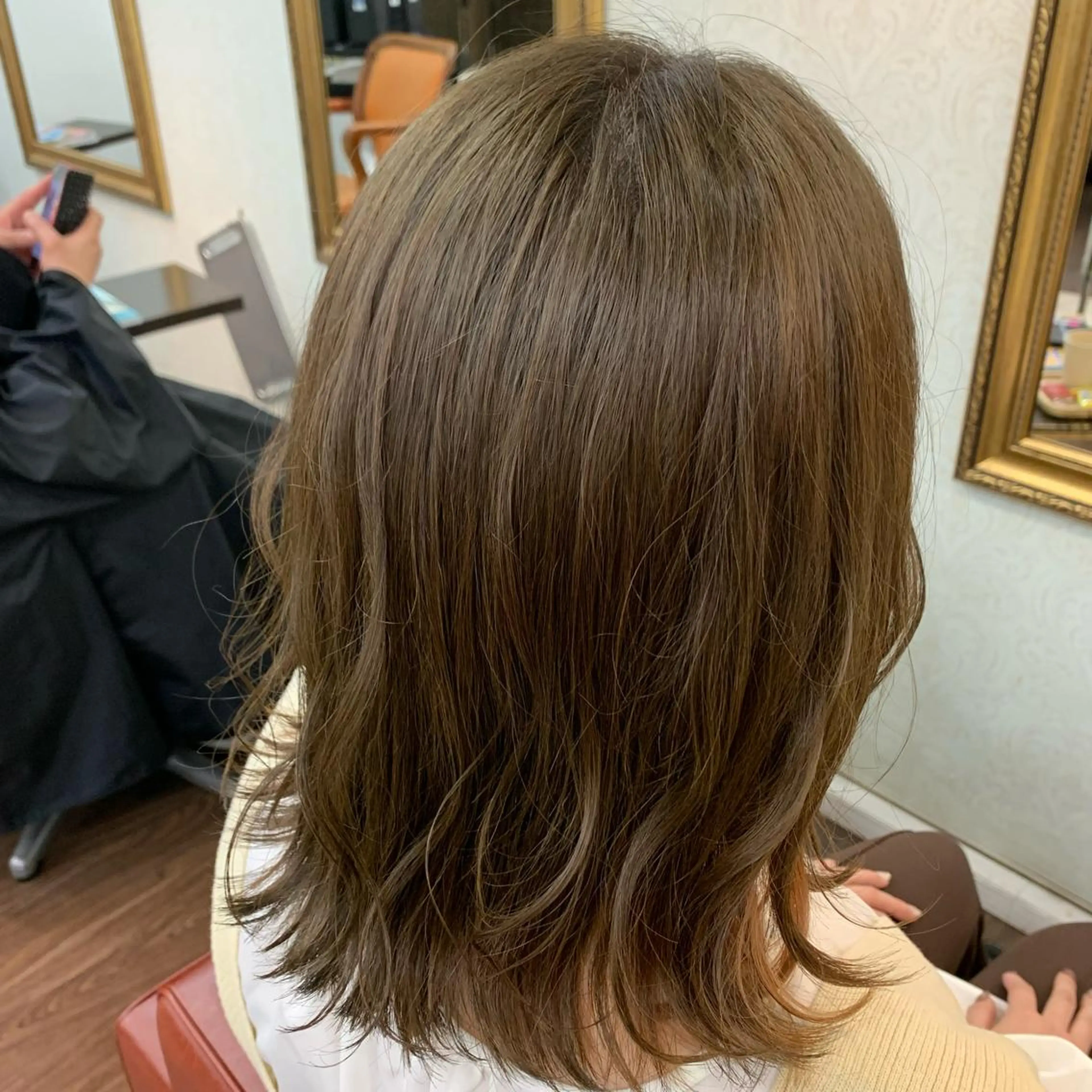 セミロング カラー ヘアアレンジ ベージュカラー 透明感カラー オリーブベージュ ハセガワ セイカのエステ・リラクイメージ