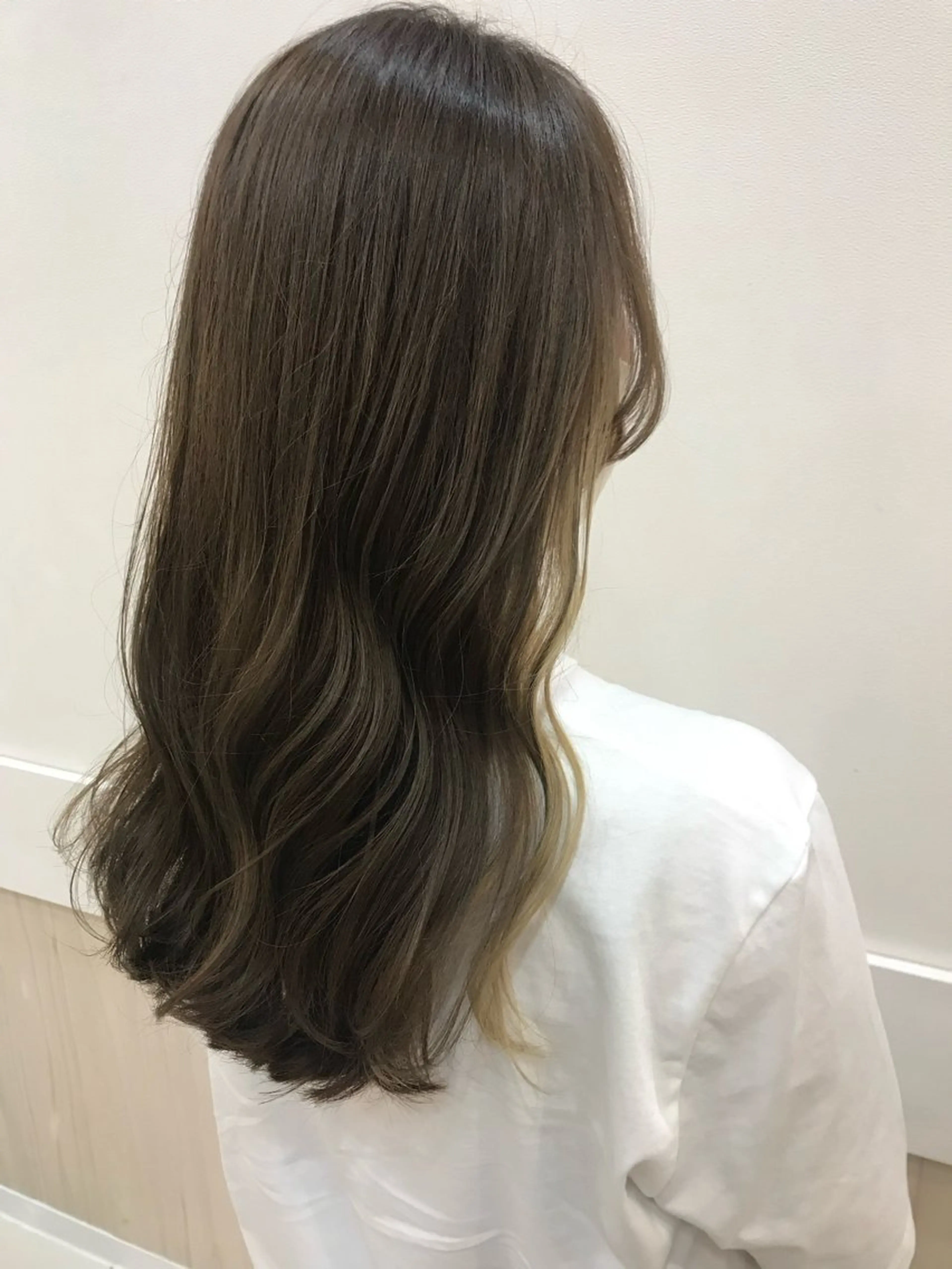 セミロング ヘアカラー yukari 艶髪ヘアのヘアスタイル
