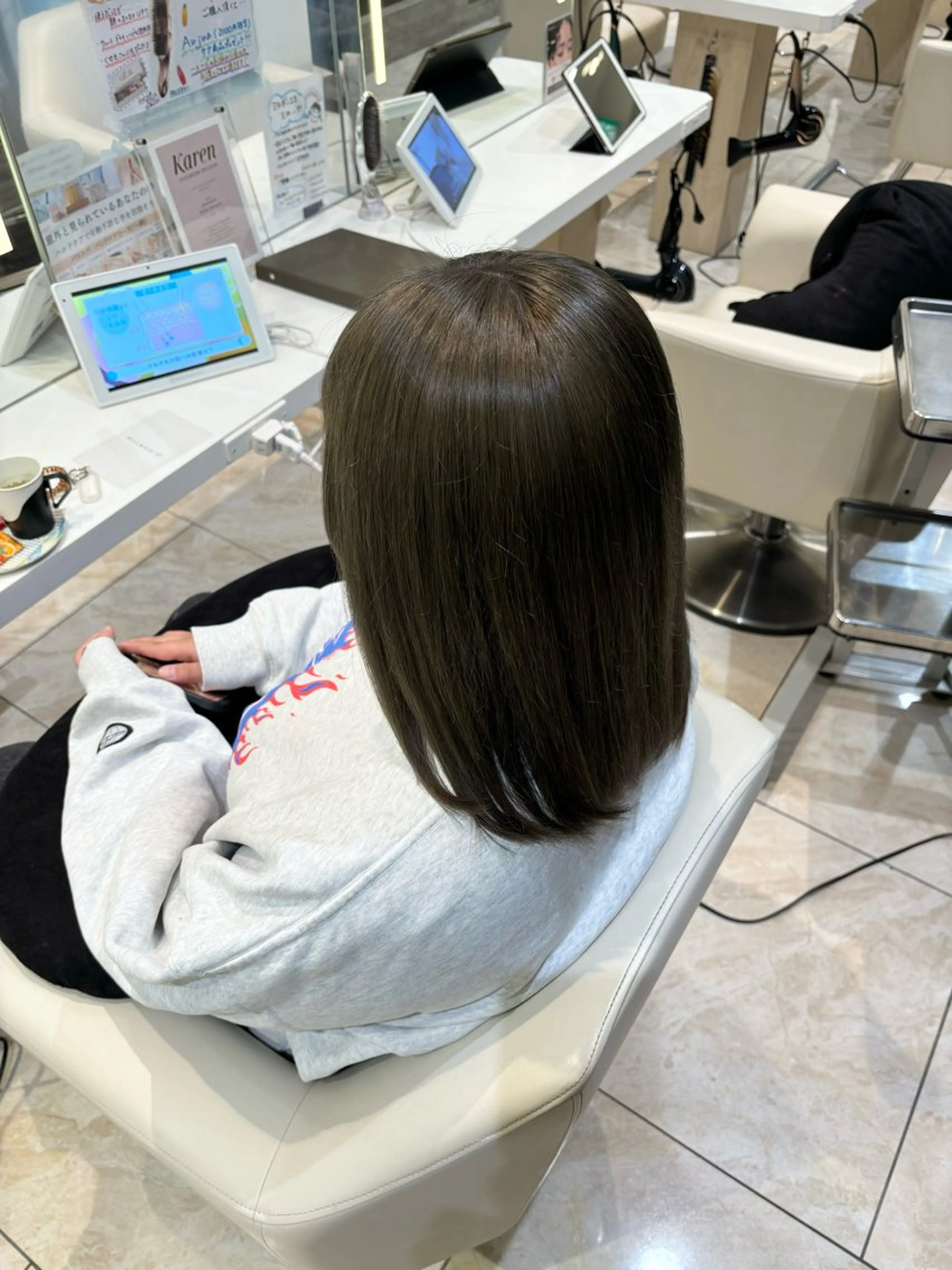 セミロング カラー ベージュカラー ブリーチ オリーブベージュ ヘアカラー miho𓂃 ANNETTAのヘアスタイル