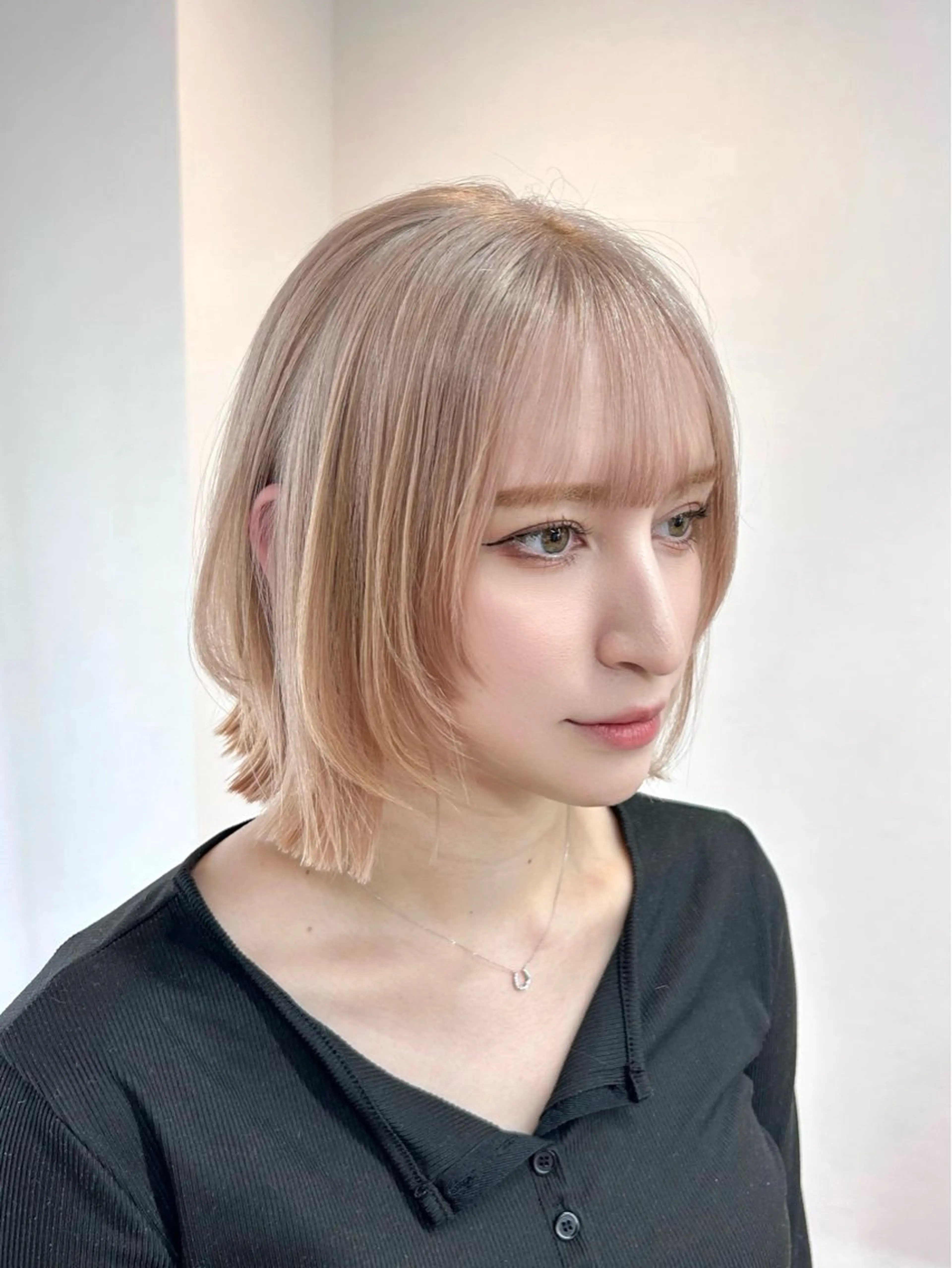 ミディアム カラー ボブレイヤー ベージュカラー ホワイトベージュ ボブ レイヤーカット カット ヘアカラー トリートメント 艶カラー/レイヤー/ ハイトーン/まなみのヘアスタイル