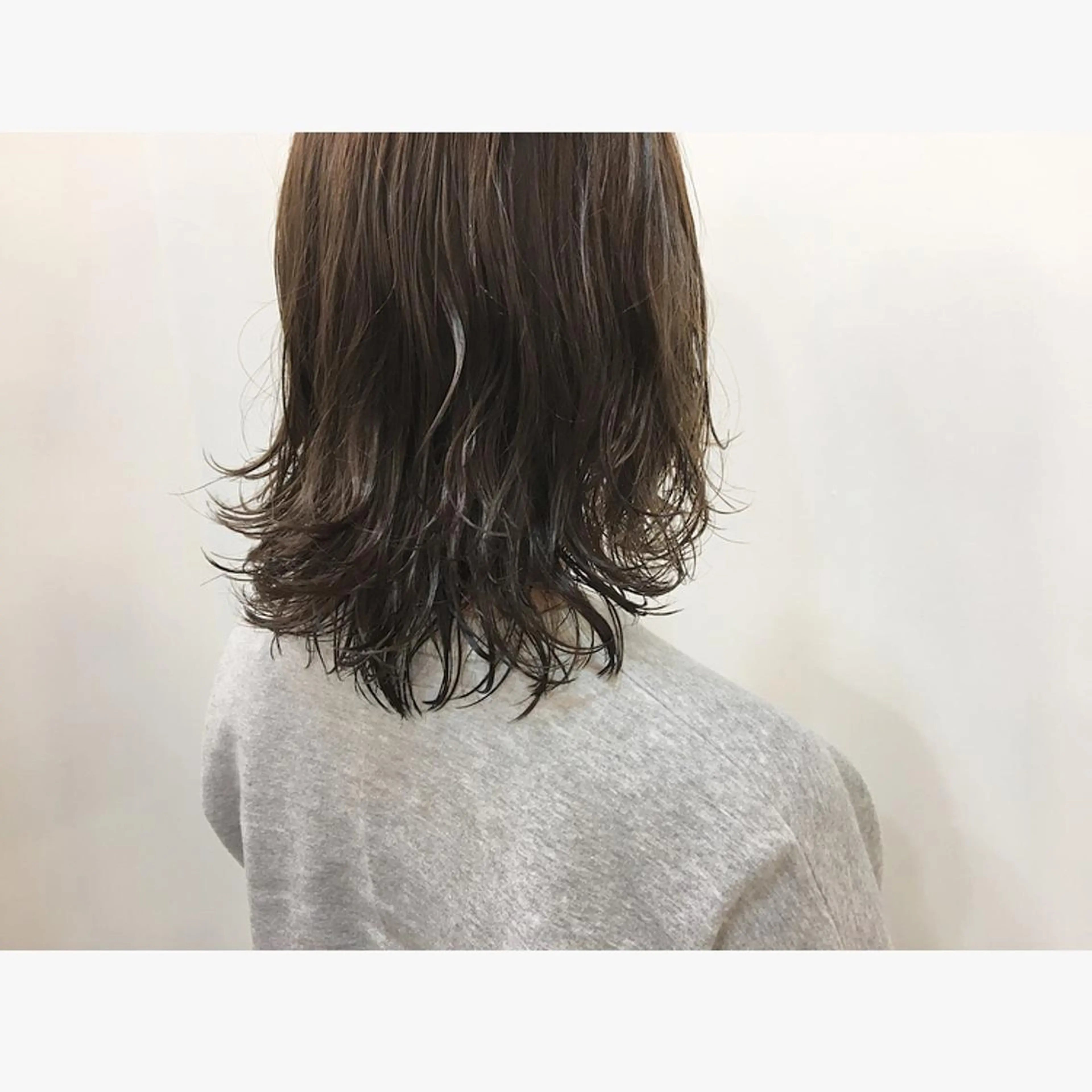 ミディアム カラー ミディアムパーマ アッシュ アッシュグレー トリートメント 鈴木 翔梧のヘアスタイル