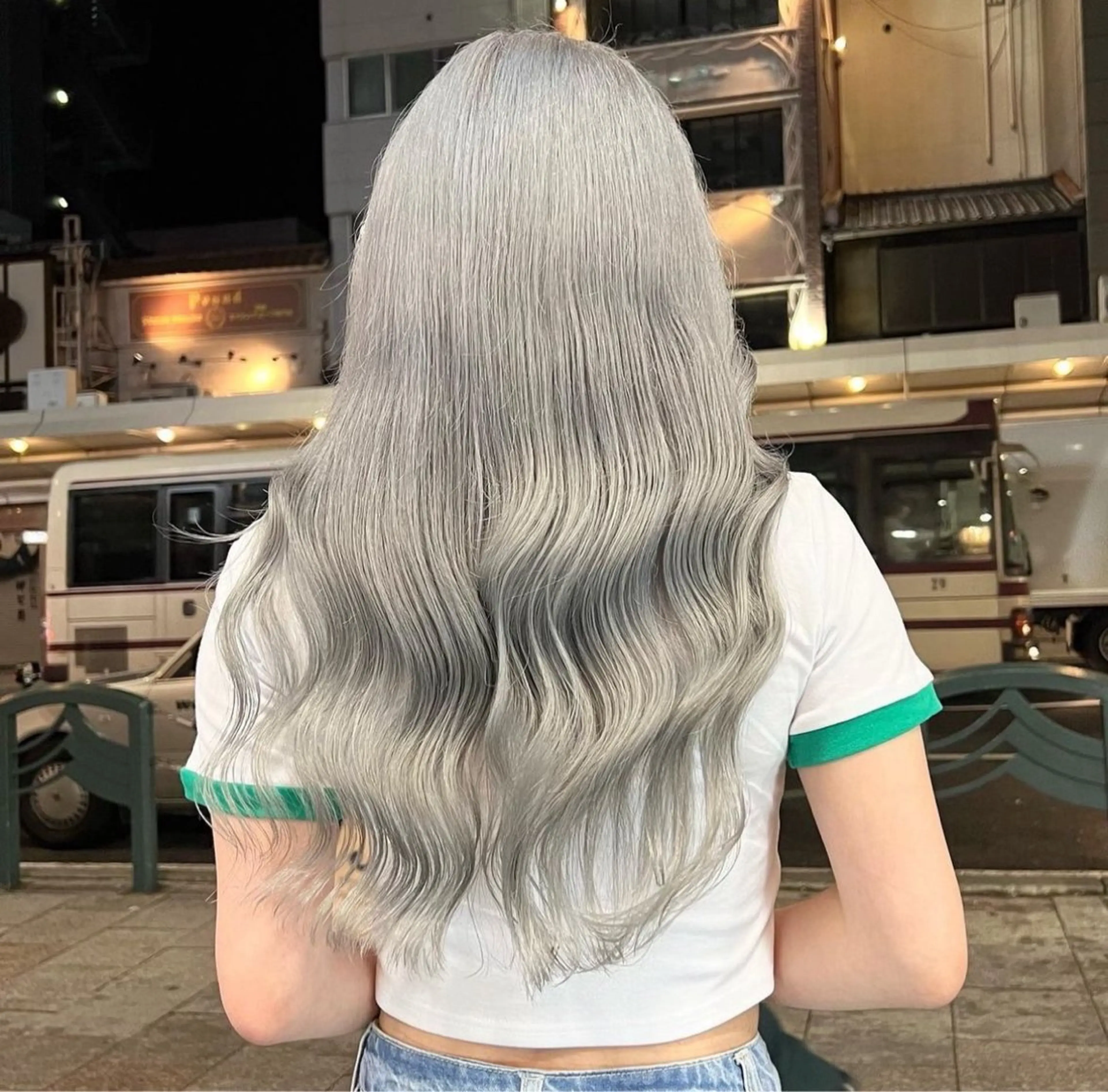 ロング カラー ブリーチ シルバー カット ヘアカラー ホワイトカラー/ ピンクベージュにったのヘアスタイル