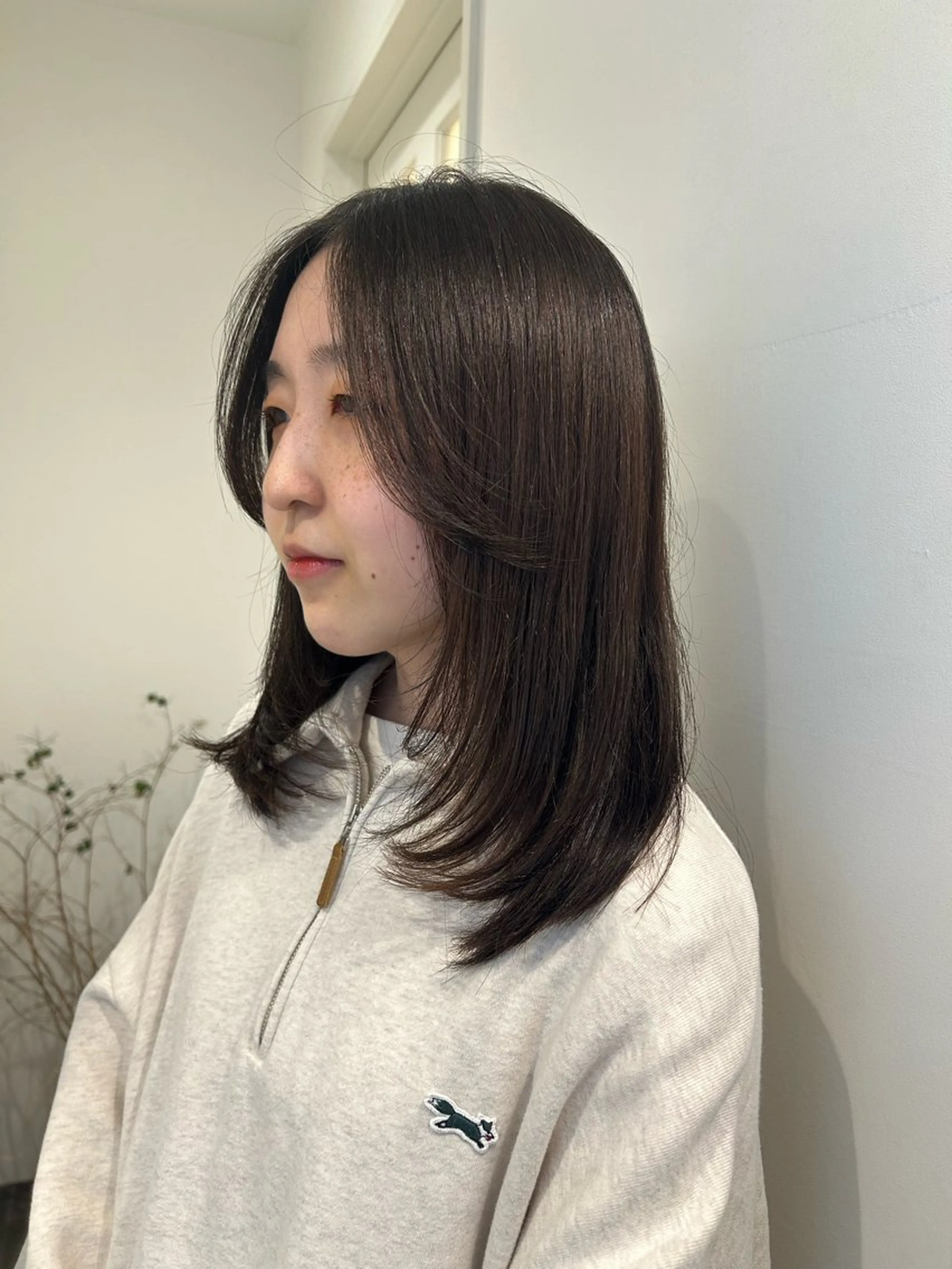 セミロング レイヤーカット ローレイヤー 湯浅 美葉のヘアスタイル