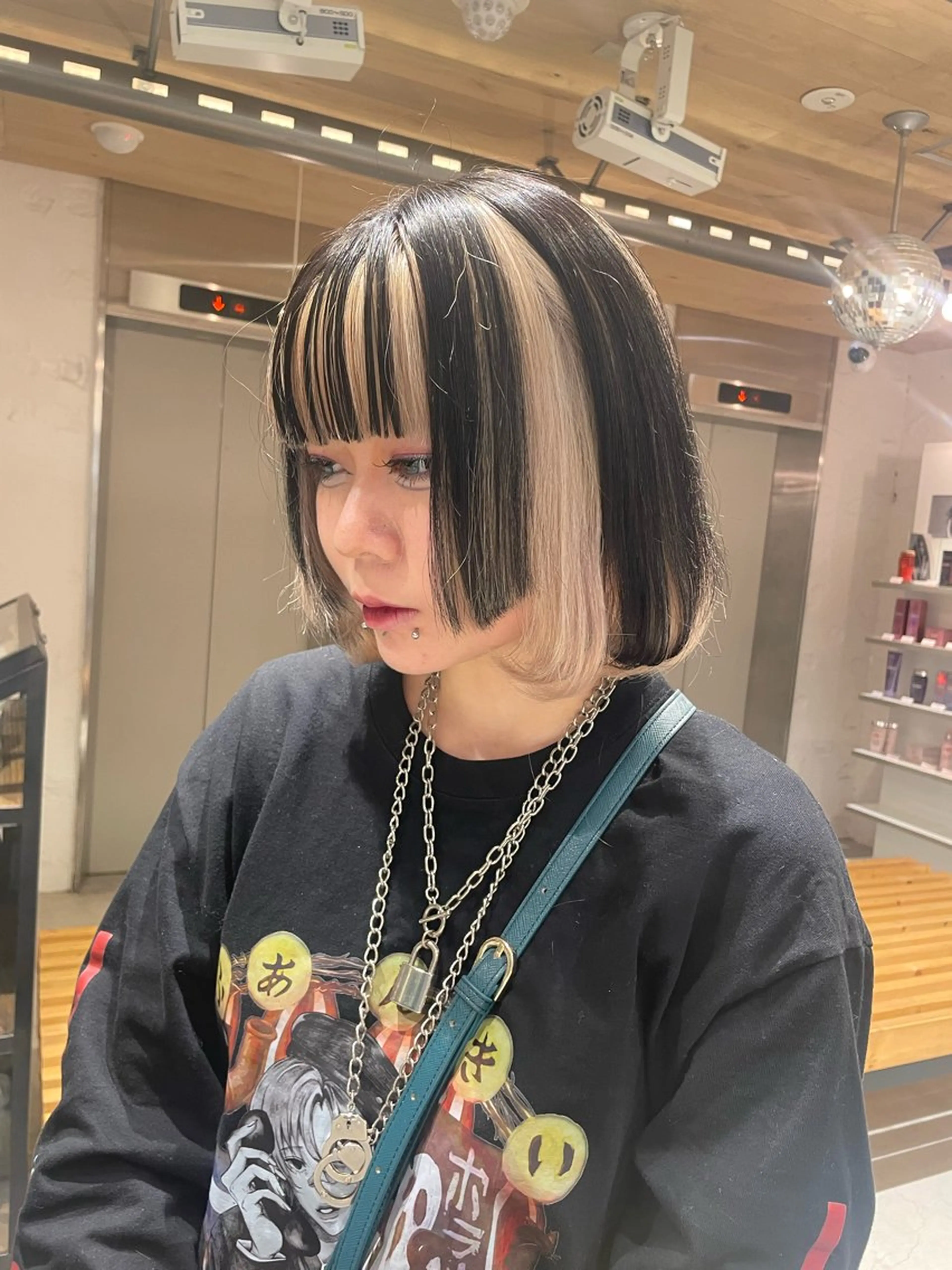 ミディアム カラー LUNTY NAMBA所属・艶ハイトーン👑♡ NATSUKIのヘアスタイル