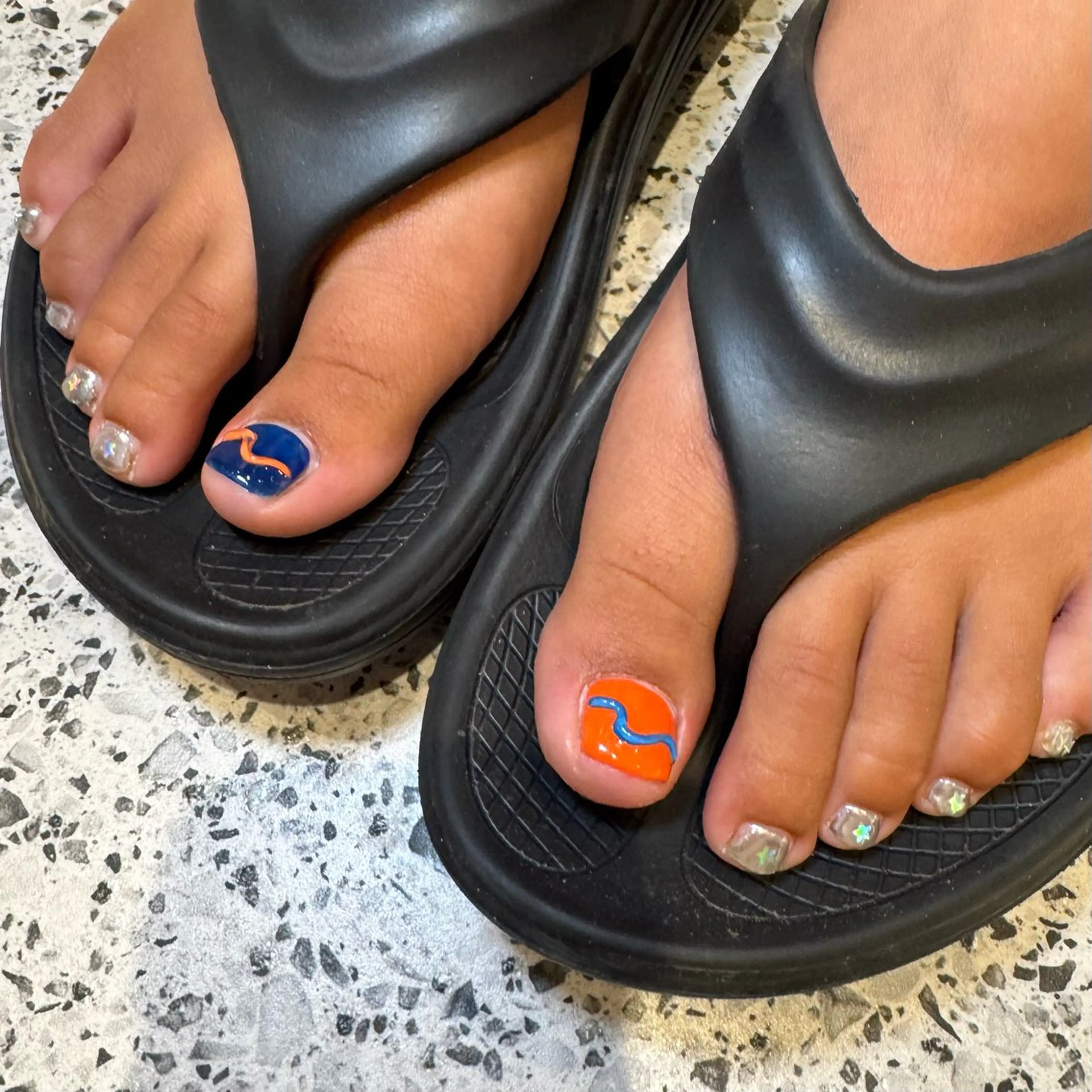 ネイル ミラーネイル ぷっくりネイル フットネイル RIEKO🍒 ワンホン♡推しネイルのネイルデザイン