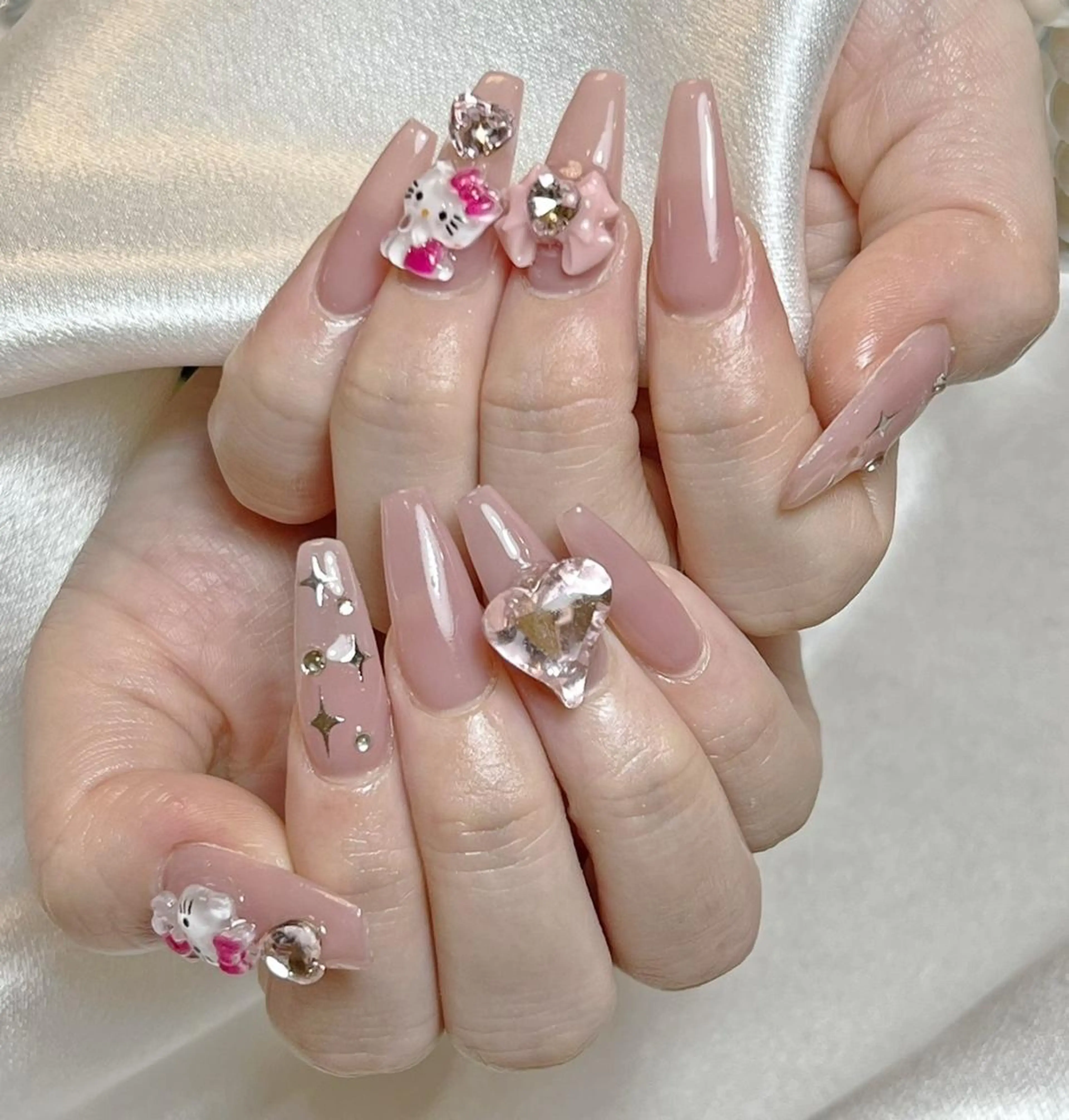 ネイル RAFFINE 月🦋🩵のネイルデザイン