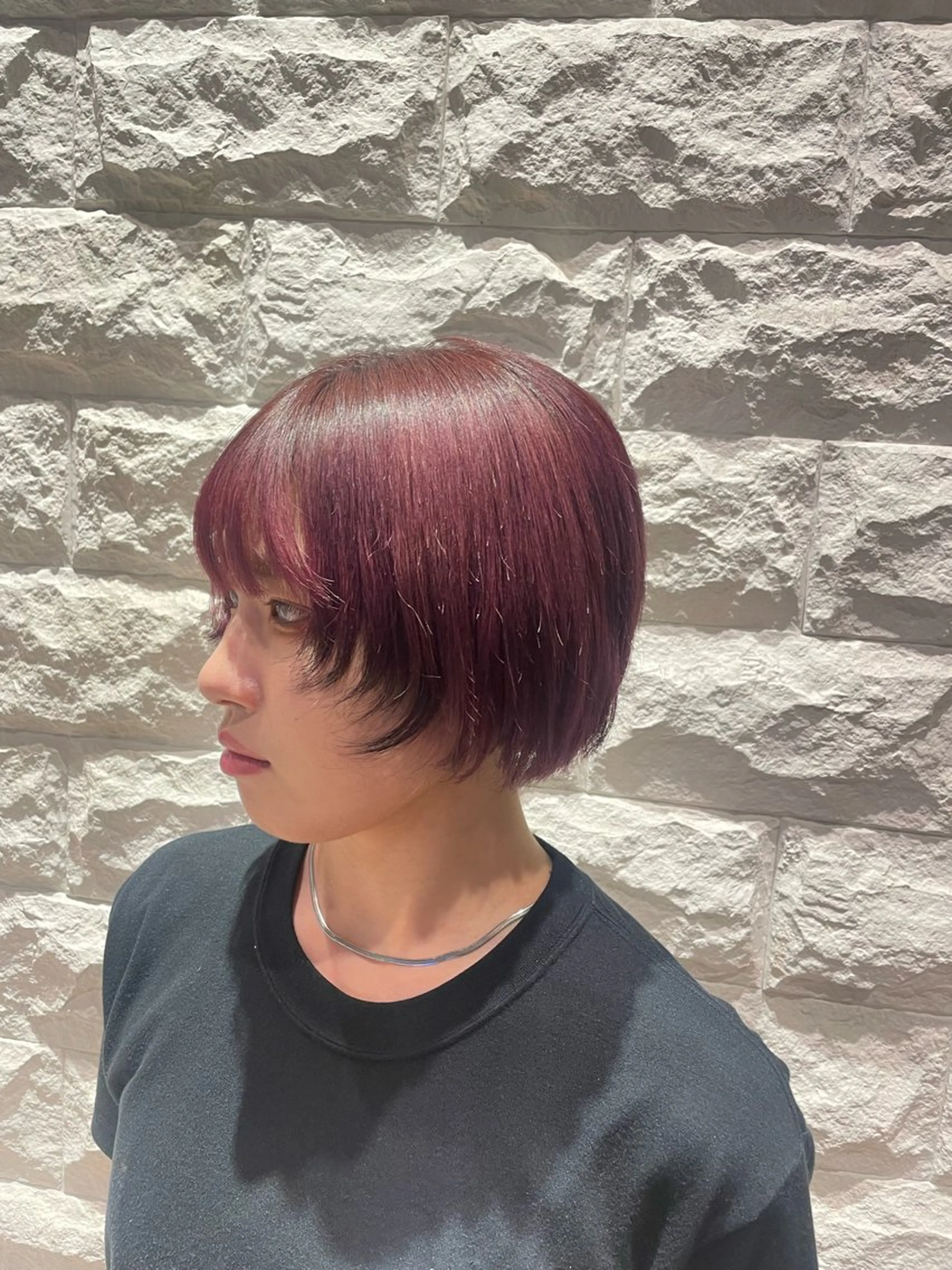 ショート カラー カシス デザインカラー ピンクカラー JEAN CLAUDE BIGUINE 横浜ベイクォーター店所属・Koharu 髪質改善カラーのヘアスタイル