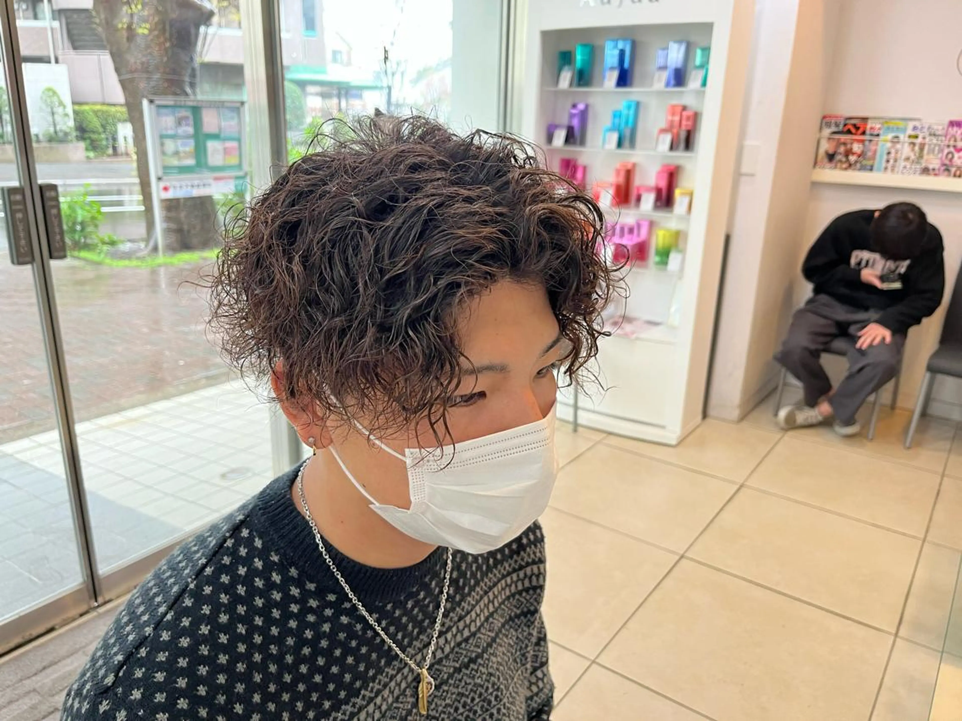 ミディアム パーマ メンズ ミディアムパーマ センターパート メンズパーマ プードルパーマ プードルパーマ カット パーマ 韓国風メンズ/毛流れ ヘアなら須田龍世のヘアスタイル