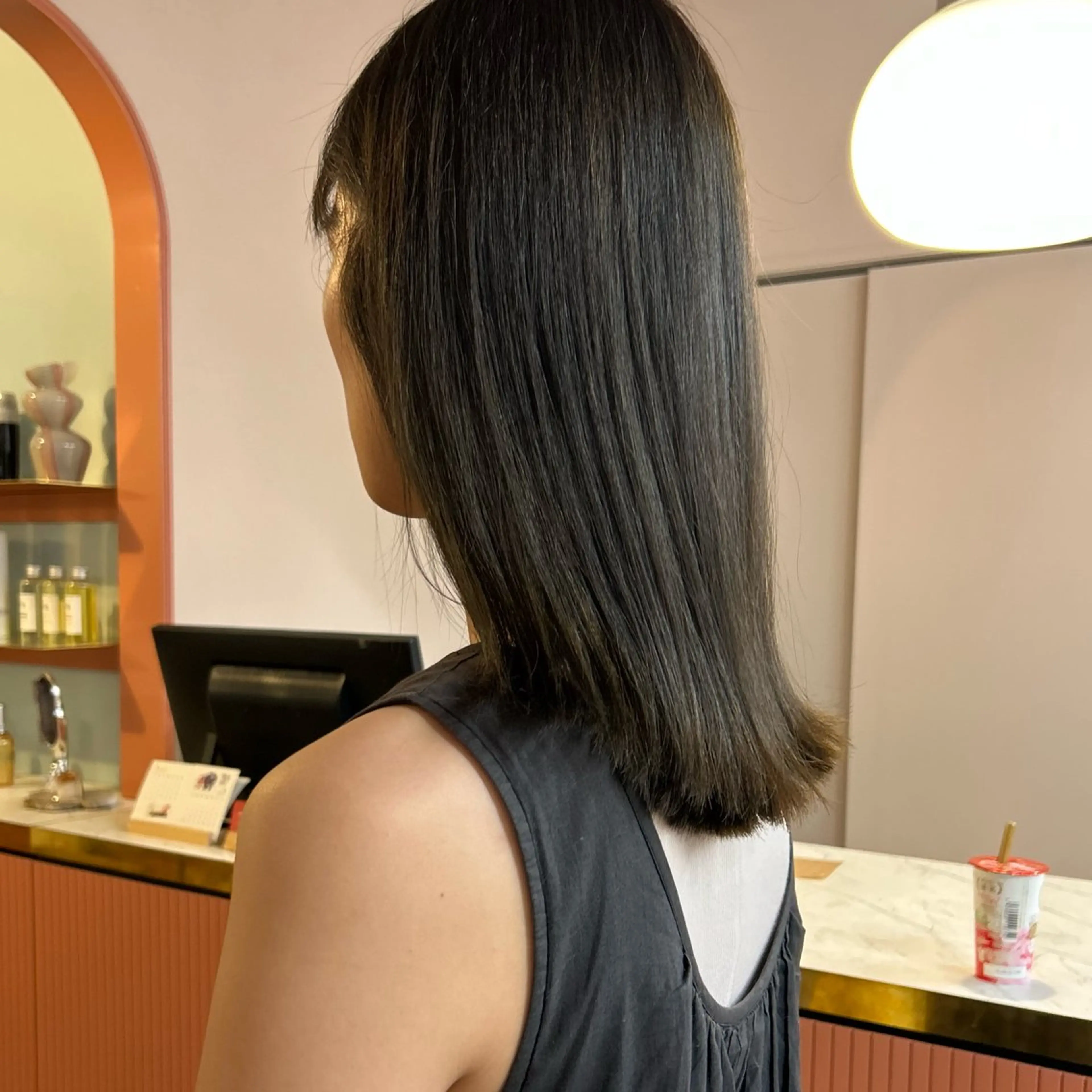 セミロング カラー オリーブカラー ヘアカラー MUKU 市川 莉花のヘアスタイル