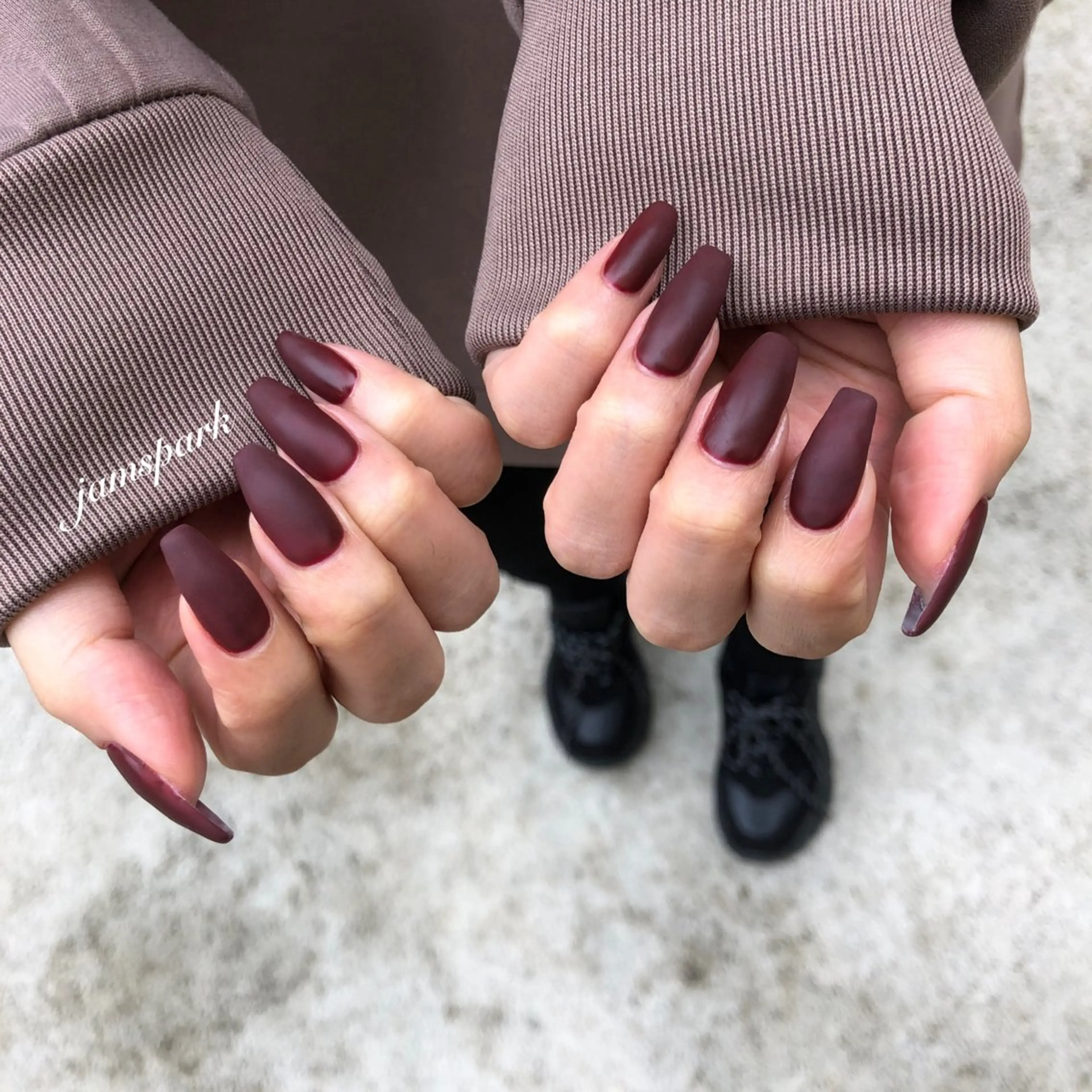 ネイル ボルドー マットネイル ワンカラーネイル 赤色 シンプルネイル ハンドネイル jamspark ✨のネイルデザイン