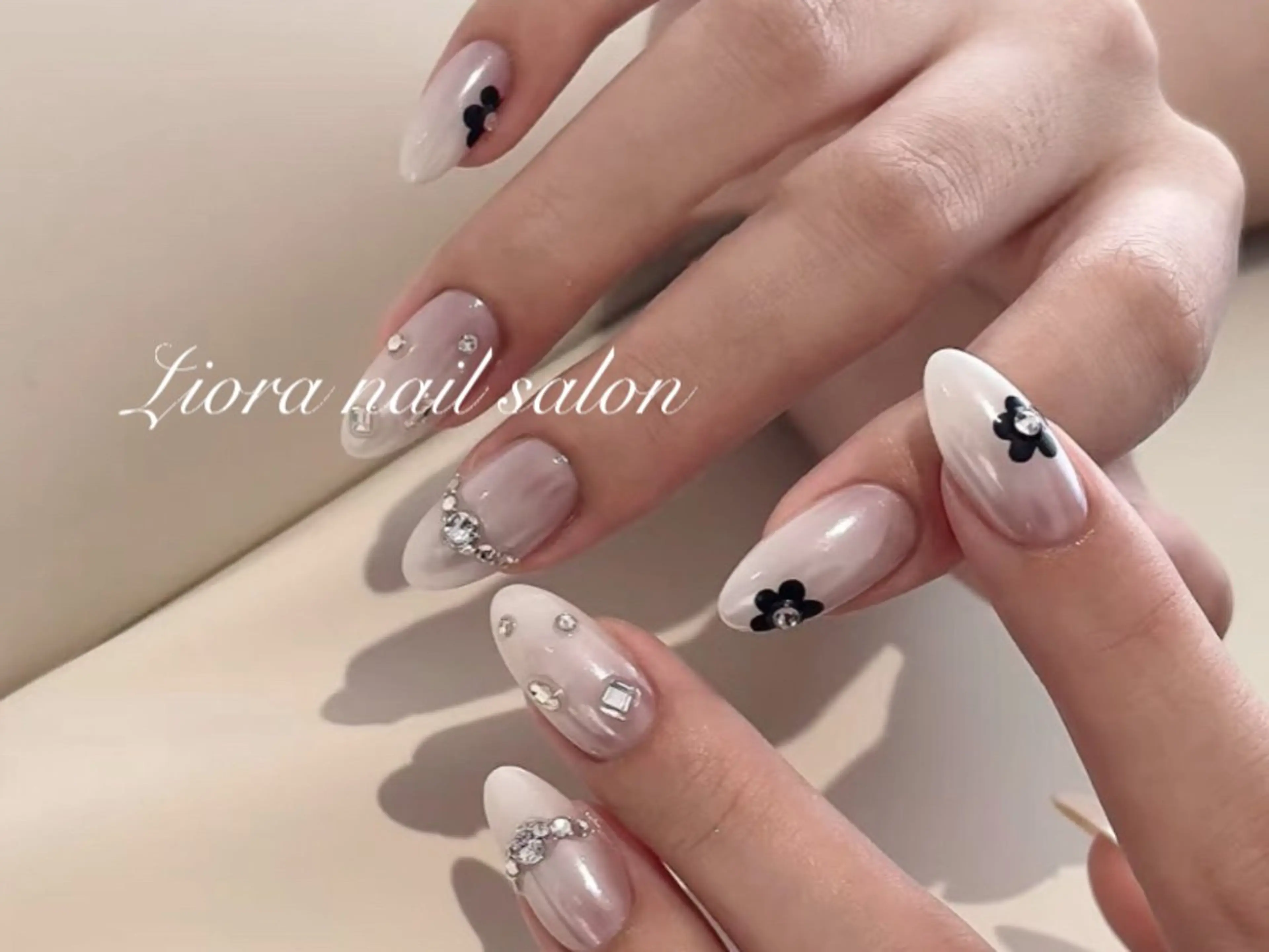 ネイル フレンチネイル ジェルネイル ガーリー グラデーション キラキラネイル ハンドネイル Liora nail 1のネイルデザイン